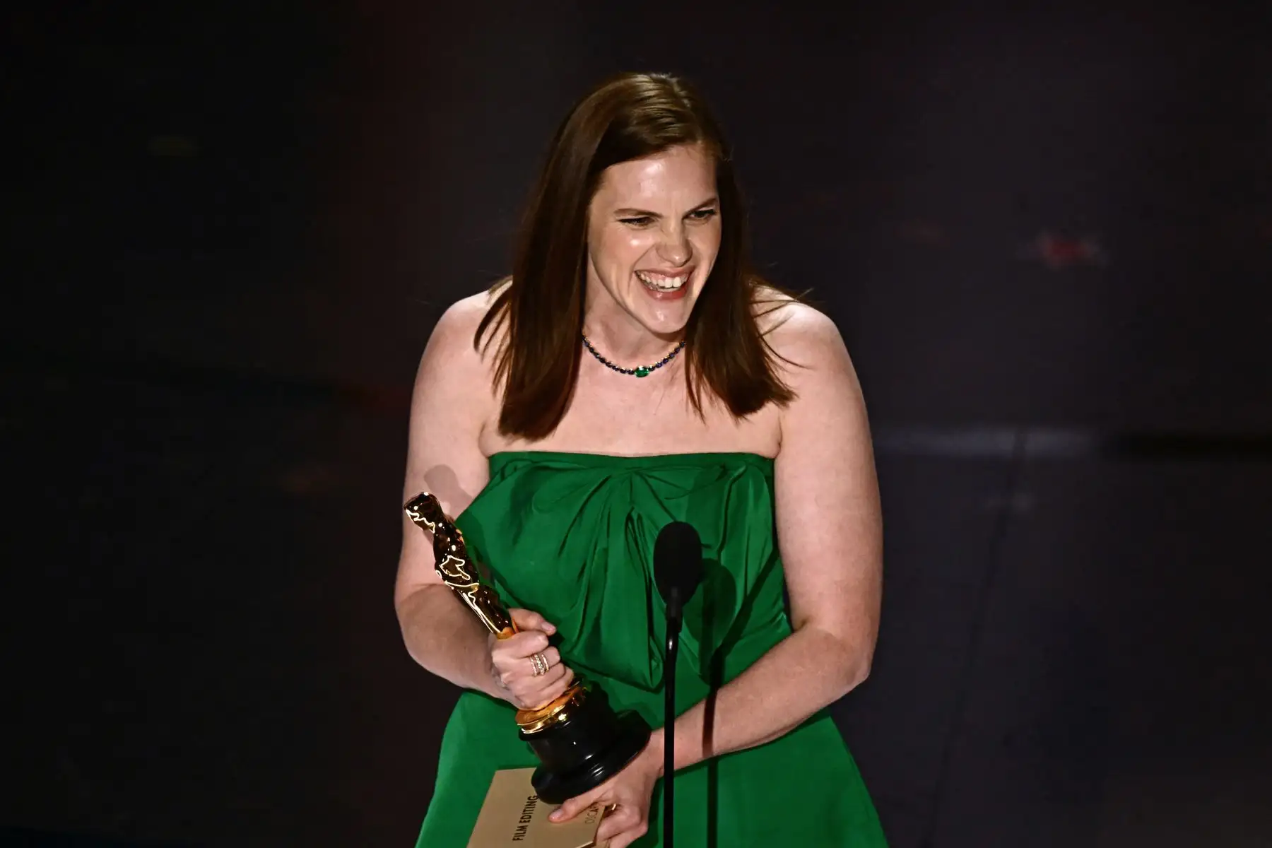 La editora de cine estadounidense Jennifer Lame acepta el premio a la Mejor Edición de Película por "Oppenheimer" en el escenario durante la 96ª edición de los Premios Anuales de la Academia en el Dolby Theatre de Hollywood, California