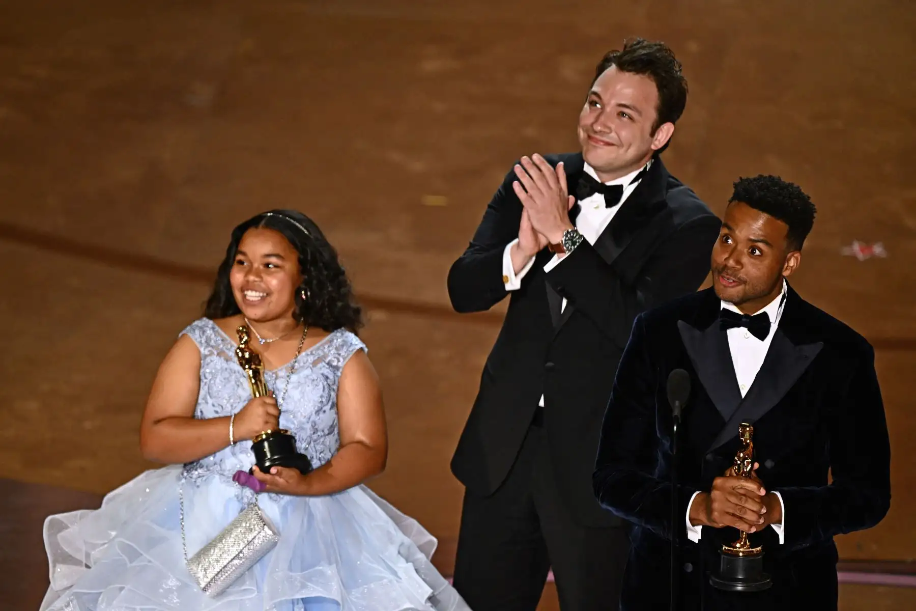 El cineasta canadiense Ben Proudfoot, el compositor y pianista estadounidense Kris Bowers y Dana Atkinson aceptan el premio al Mejor Cortometraje Documental por "The Last Repair Shop" en el escenario durante la 96ª edición anual de los Premios de la Academia en el Dolby Theatre de Hollywood, California.