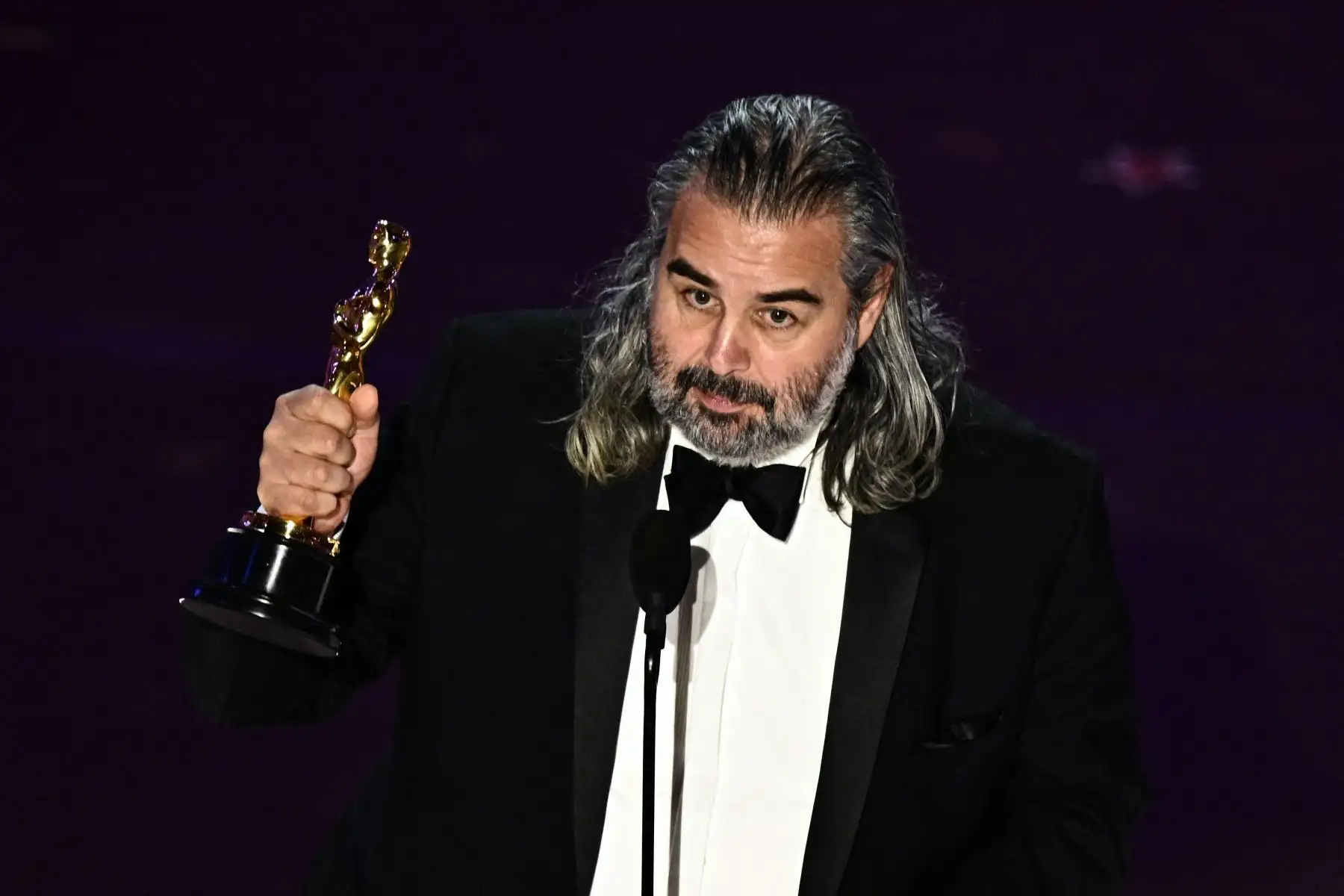 El director de fotografía holandés-sueco Hoyte van Hoytema acepta el premio a la mejor fotografía por "Oppenheimer" en el escenario durante la 96ª edición anual de los Premios de la Academia en el Dolby Theatre de Hollywood, California
