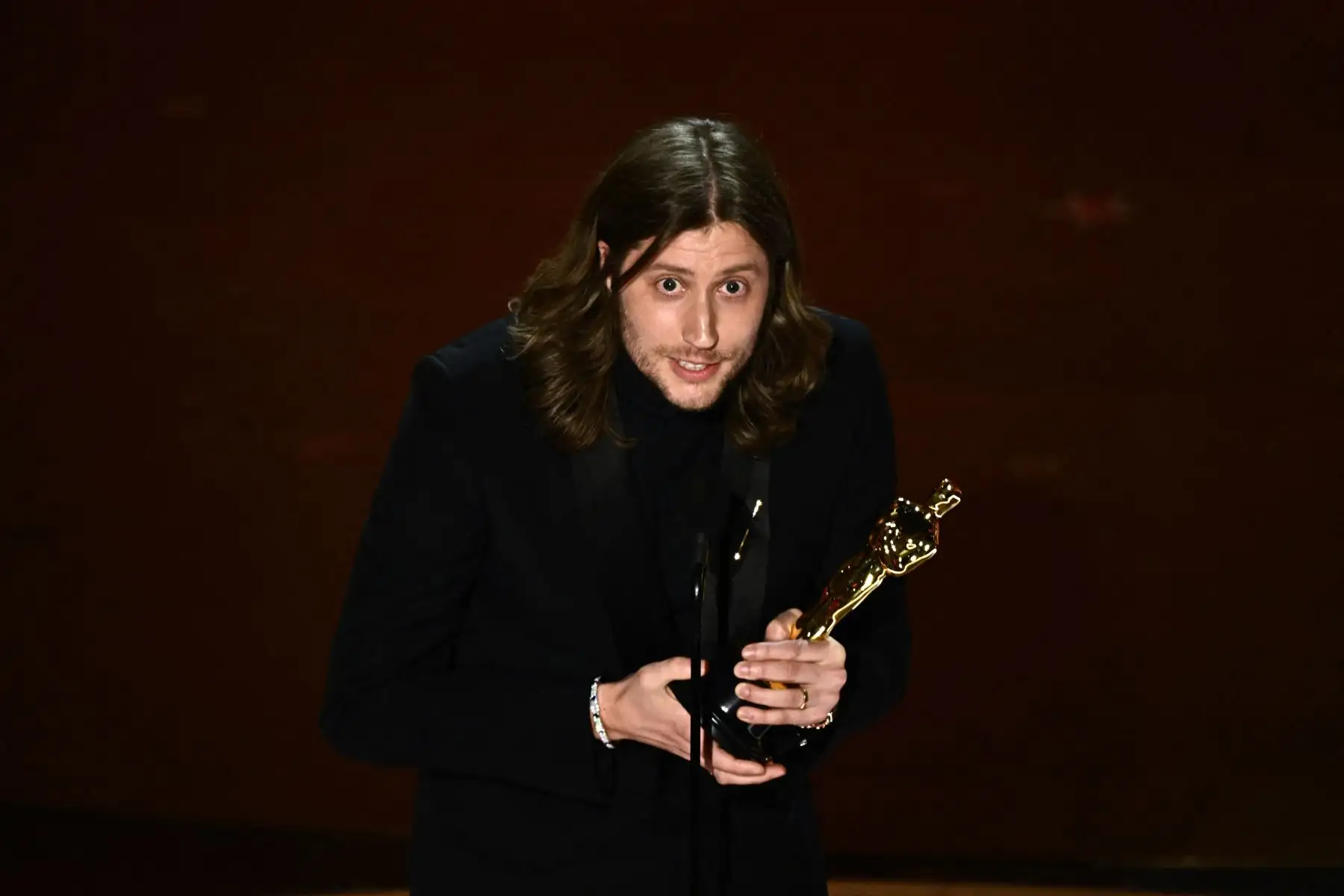 El compositor sueco Ludwig Goransson acepta el premio a la mejor banda sonora original por "Oppenheimer" en el escenario durante la 96ª edición anual de los Premios de la Academia en el Dolby Theatre de Hollywood, California.