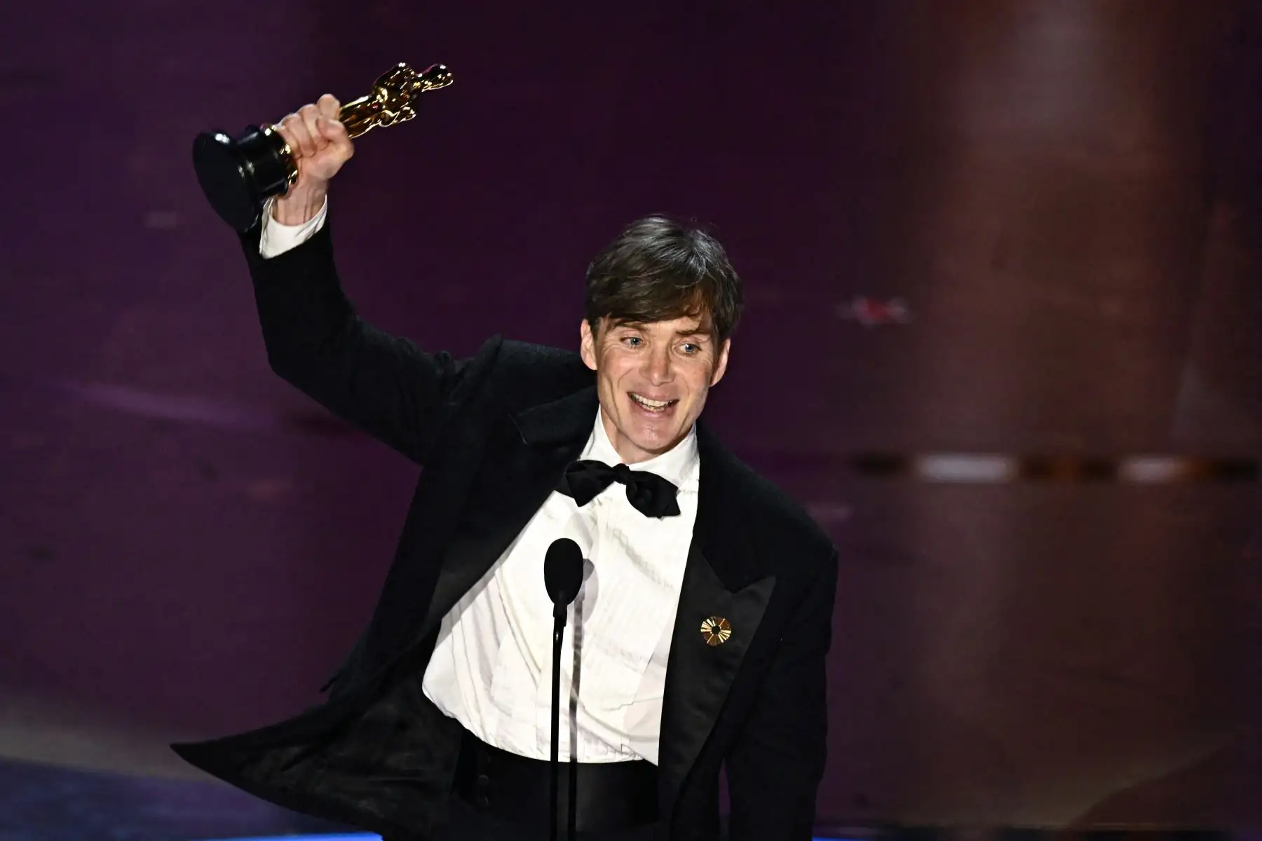El actor irlandés Cillian Murphy acepta el premio al Mejor Actor en un Papel Protagónico por "Oppenheimer" en el escenario durante la 96a Entrega Anual de los Premios de la Academia en el Dolby Theatre de Hollywood, California, el 10 de marzo de 2024.
