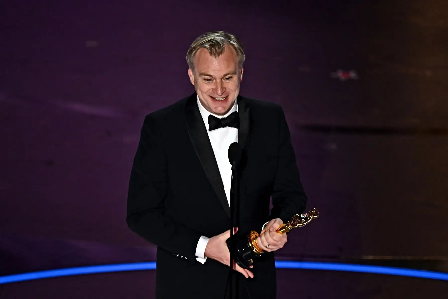 El director británico Christopher Nolan acepta el premio al Mejor Director por "Oppenheimer" en el escenario durante la 96ª edición de los Premios Anuales de la Academia en el Dolby Theatre de Hollywood, California, el 10 de marzo de 2024.
