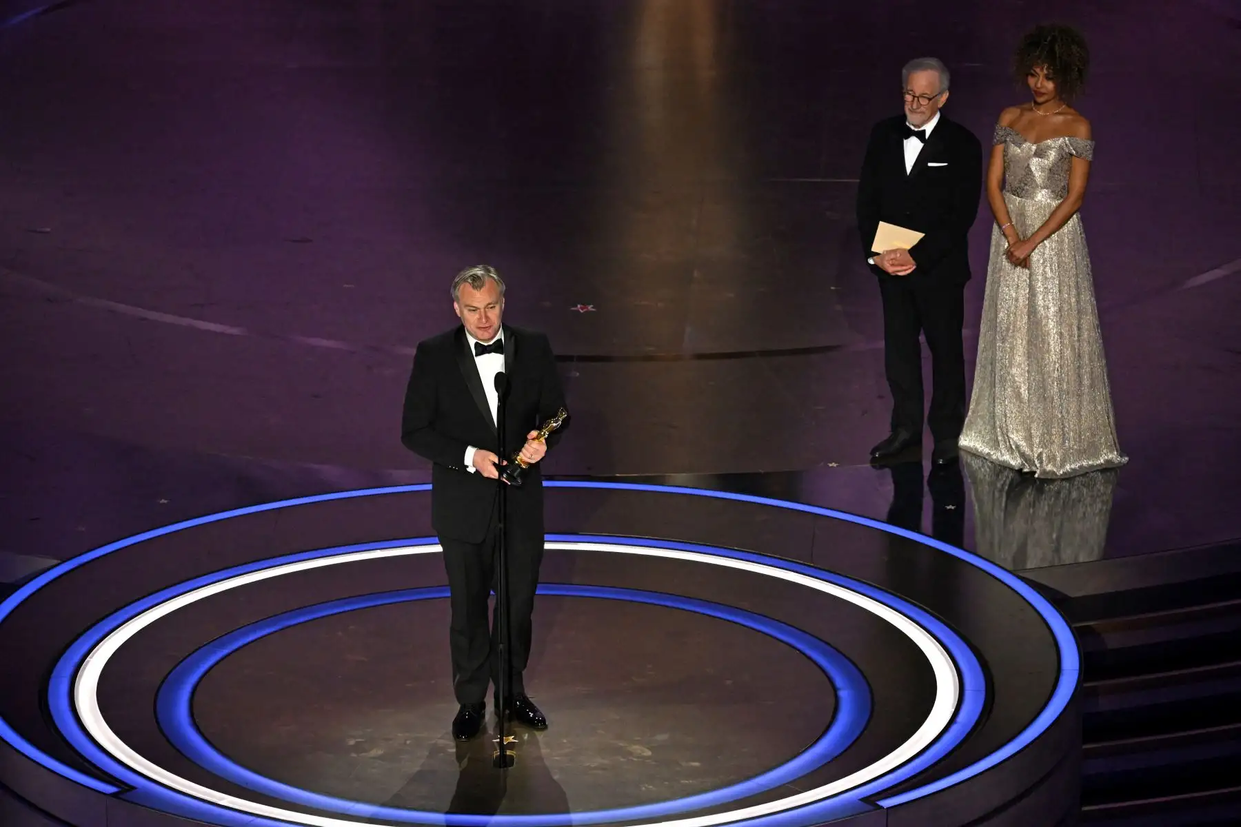 El director británico Christopher Nolan acepta el premio al Mejor Director por "Oppenheimer" en el escenario durante la 96ª edición de los Premios Anuales de la Academia en el Dolby Theatre de Hollywood, California, el 10 de marzo de 2024.