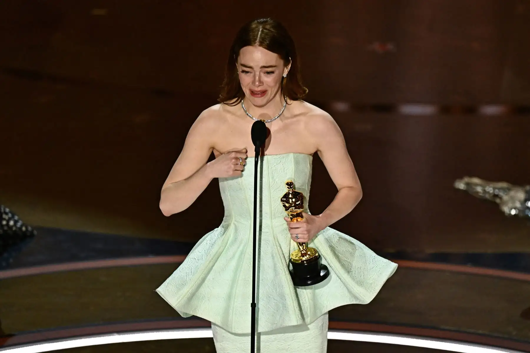La actriz estadounidense Emma Stone acepta el premio a la Mejor Actriz en un Papel Protagónico por "Poor Things" en el escenario durante la 96a edición anual de los Premios de la Academia en el Dolby Theatre de Hollywood, California, el 10 de marzo de 2024. Foto: AFP