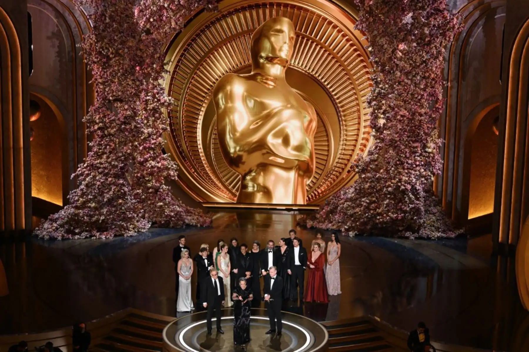 Los productores de "Oppenheimer" y el cineasta británico Christopher Nolan aceptan el premio a la Mejor Película en el escenario durante la 96ª edición anual de los Premios de la Academia en el Dolby Theatre de Hollywood, California, en marzo. 10 de diciembre de 2024. Foto: AFP