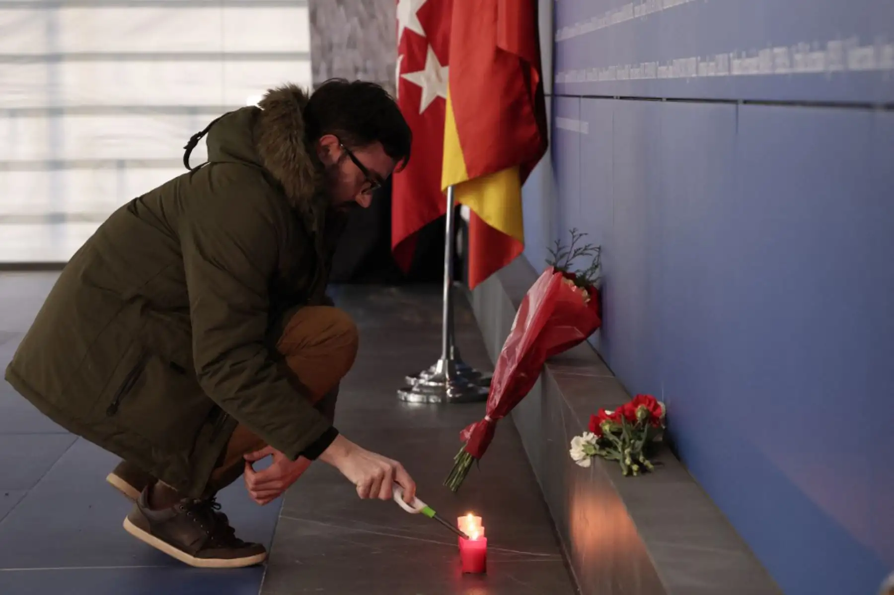Familiares y amigos de las víctimas de los atentados del 11-M depositan flores de clavel durante un homenaje en el espacio conmemorativo de la estación de Atocha en Madrid el 11 de marzo de 2024. Foto: AFP