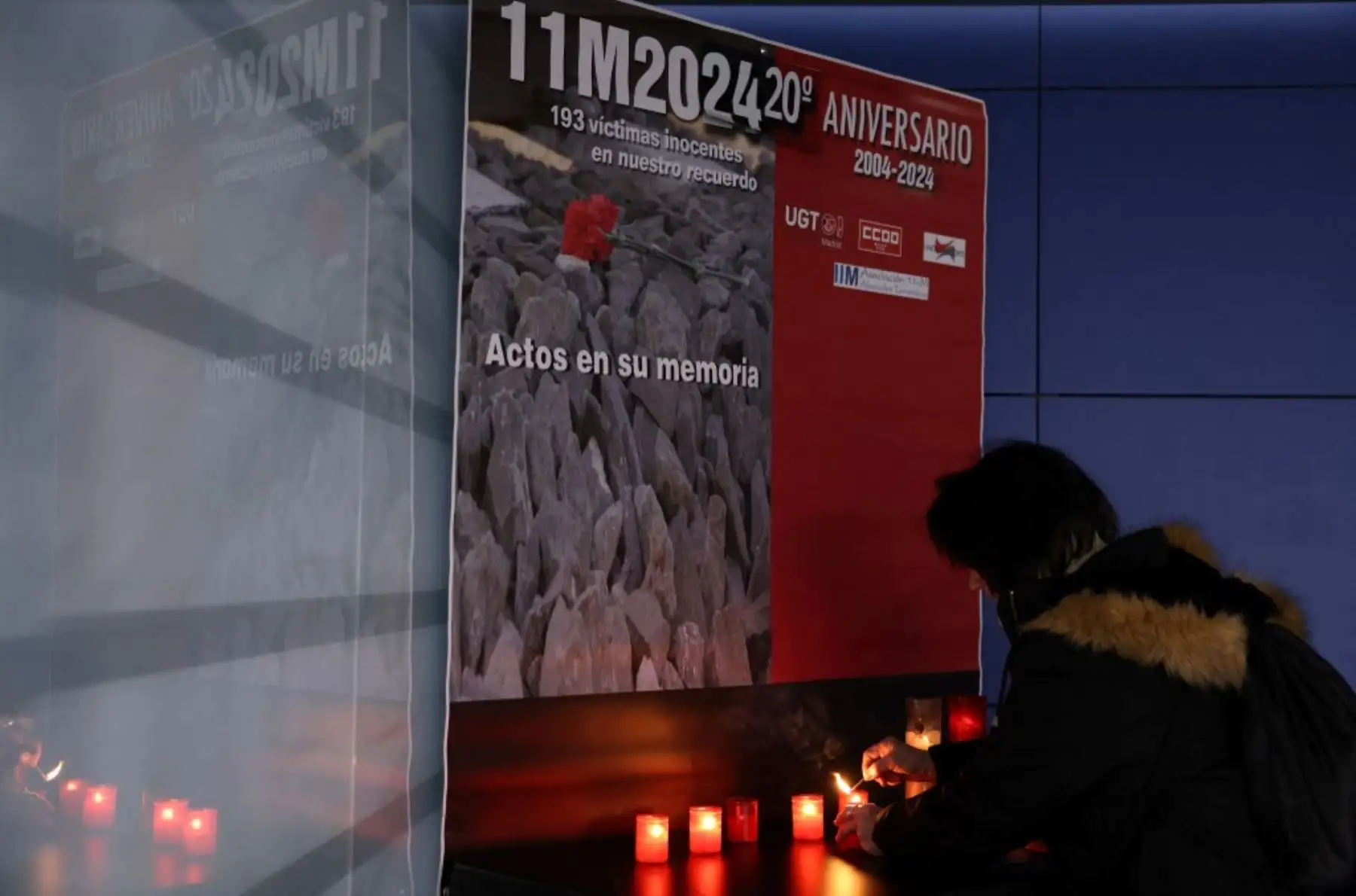 Familiares y amigos de las víctimas de los atentados del 11-M depositan flores de clavel durante un homenaje en el espacio conmemorativo de la estación de Atocha en Madrid el 11 de marzo de 2024. Foto: AFP