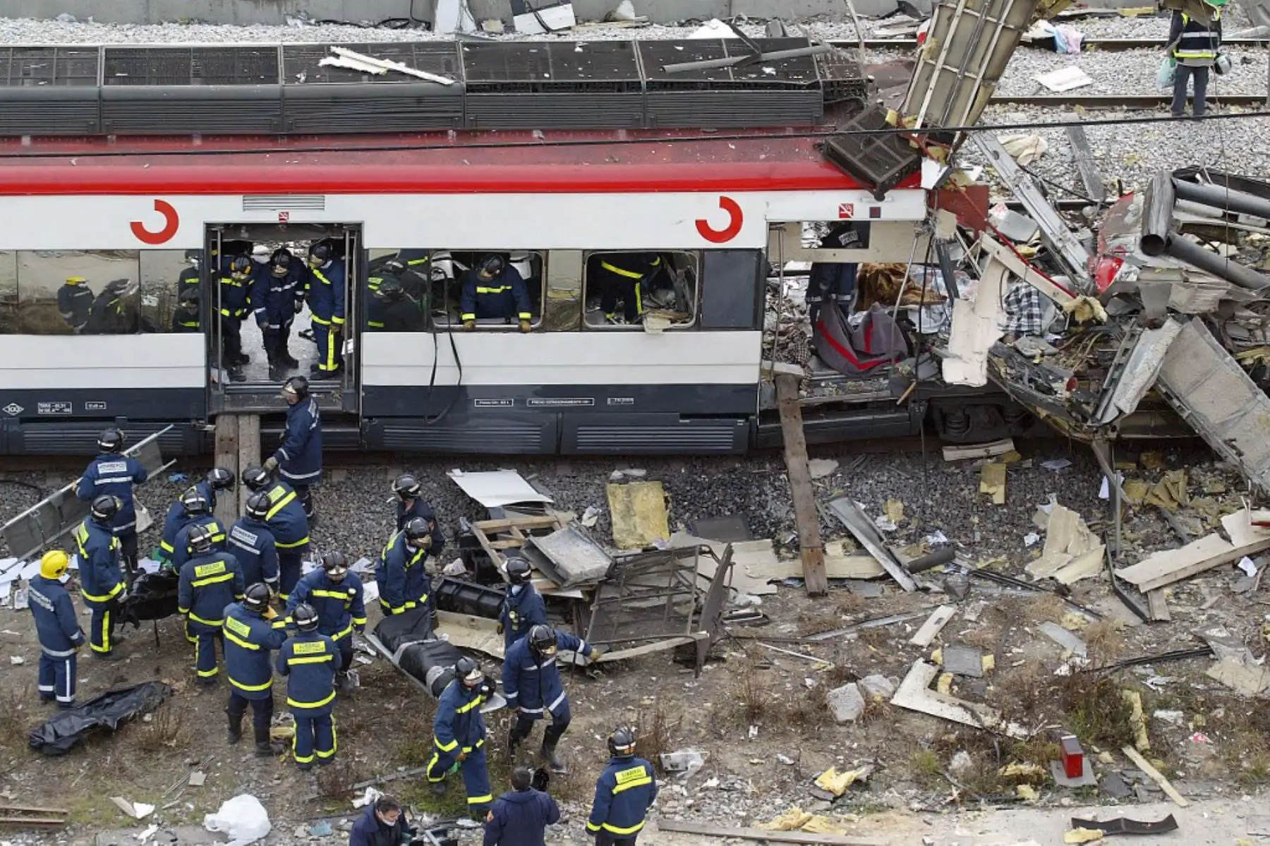 Los cuerpos de las víctimas son evacuados después de que un tren explotara en la estación de tren de Atocha en Madrid el 11 de marzo de 2004. Foto: AFP