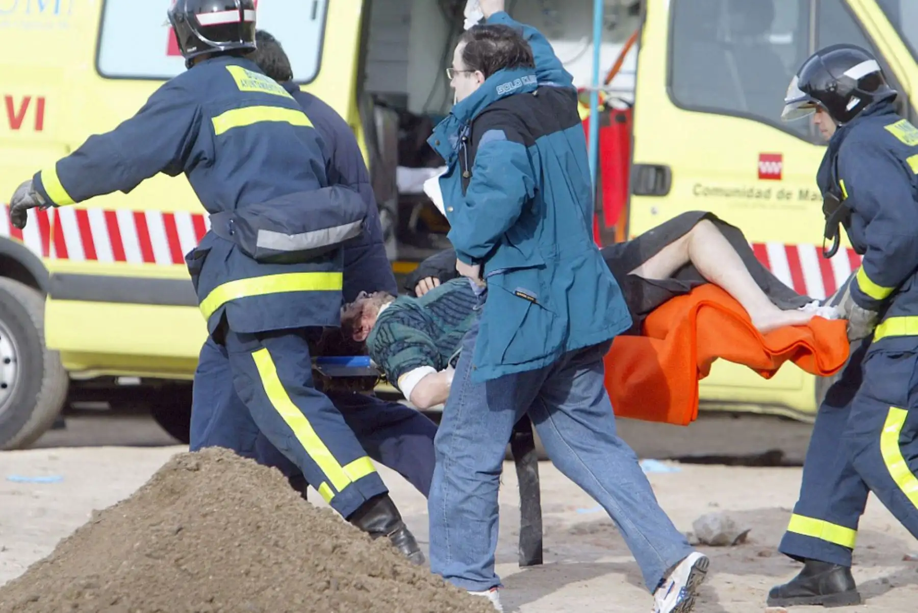 Trabajadores de rescate evacuan a una persona herida después de que un tren explotara en la estación de tren de Atocha en Madrid el 11 de marzo de 2004. Foto: AFP