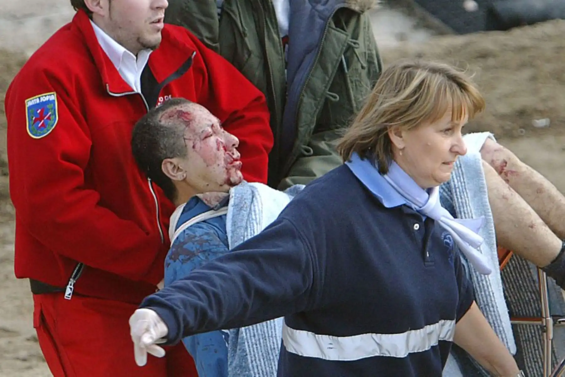 Trabajadores de rescate evacuan a una persona herida después de que un tren explotara en la estación de tren de Atocha en Madrid el 11 de marzo de 2004. Foto: AFP