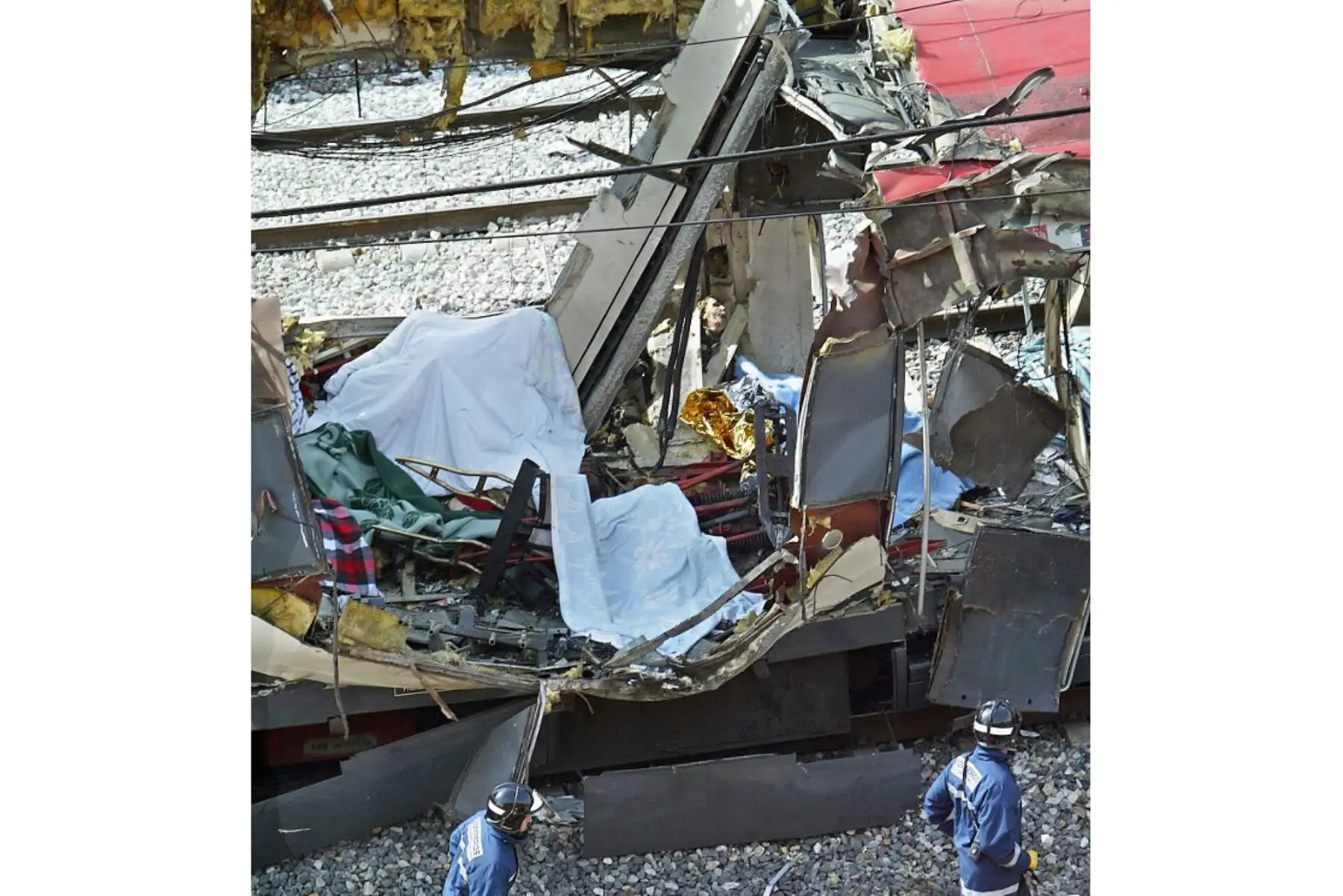 Policías caminan junto al tren que resultó dañado por la explosión de una bomba en la estación de tren de Atocha en Madrid el 11 de marzo de 2004. Foto: AFP