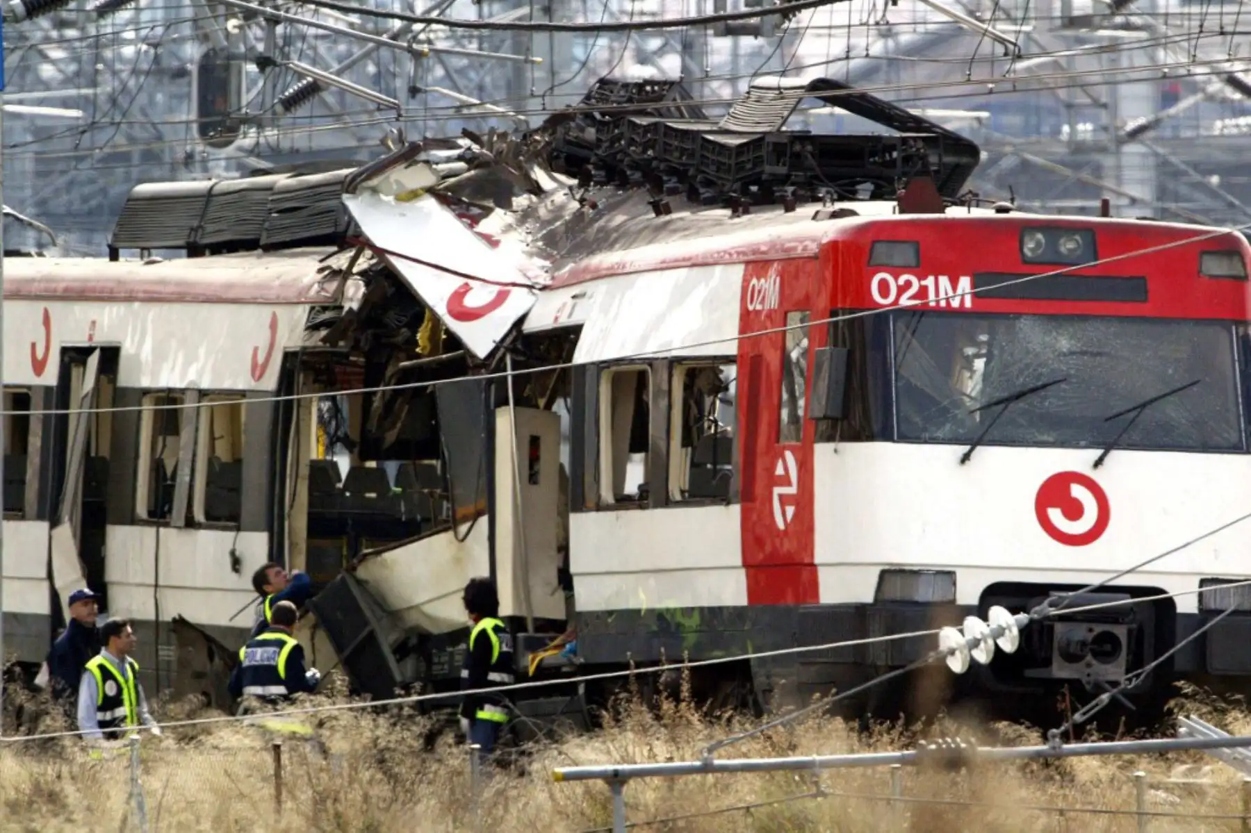 Los trabajadores de rescate evacuan el cuerpo de una víctima después de que un tren explotara en la estación de tren de Atocha en Madrid el 11 de marzo de 2004. Foto: AFP