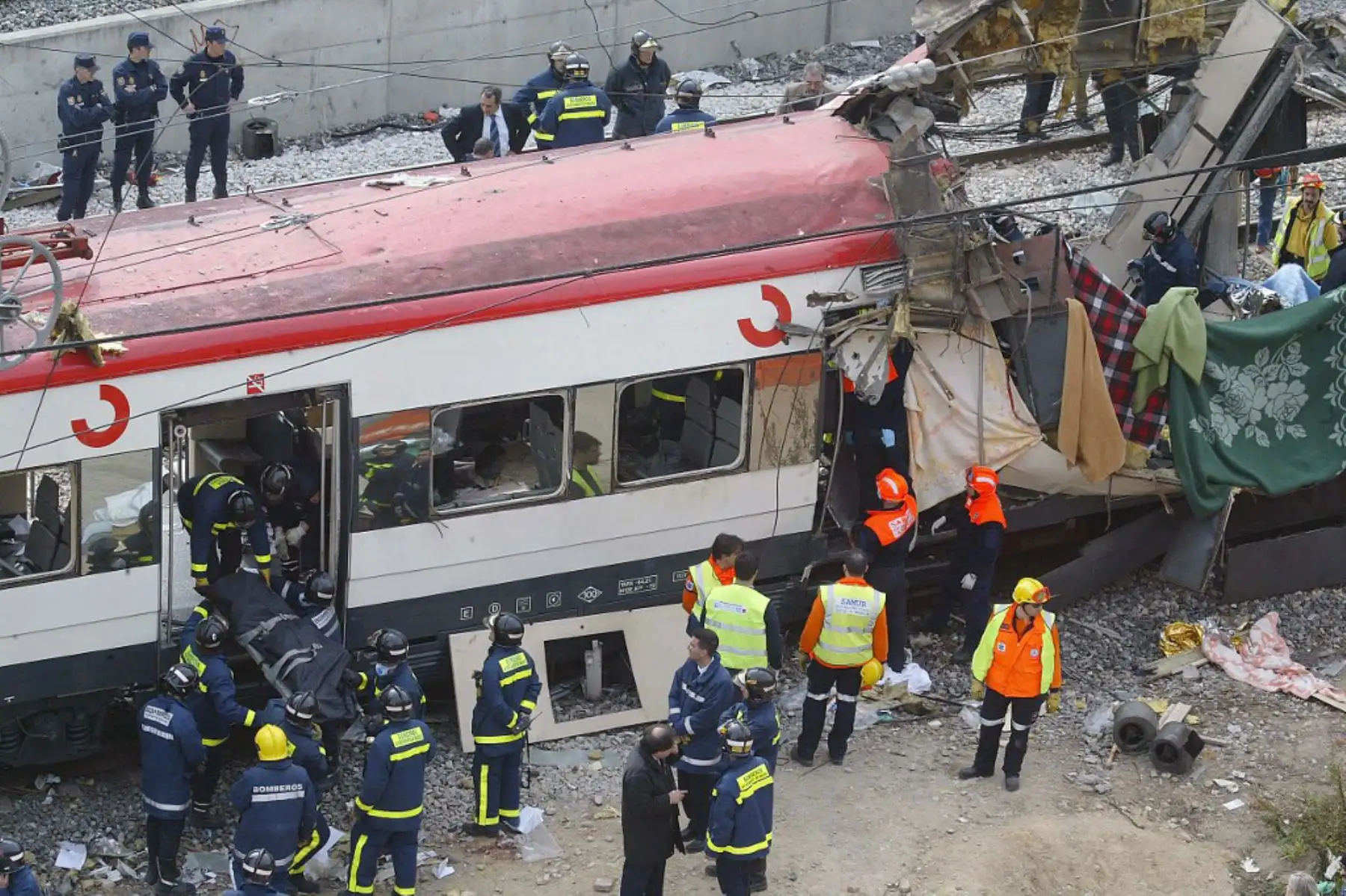 Los trabajadores de rescate evacuan el cuerpo de una víctima después de que un tren explotara en la estación de tren de Atocha en Madrid el 11 de marzo de 2004.