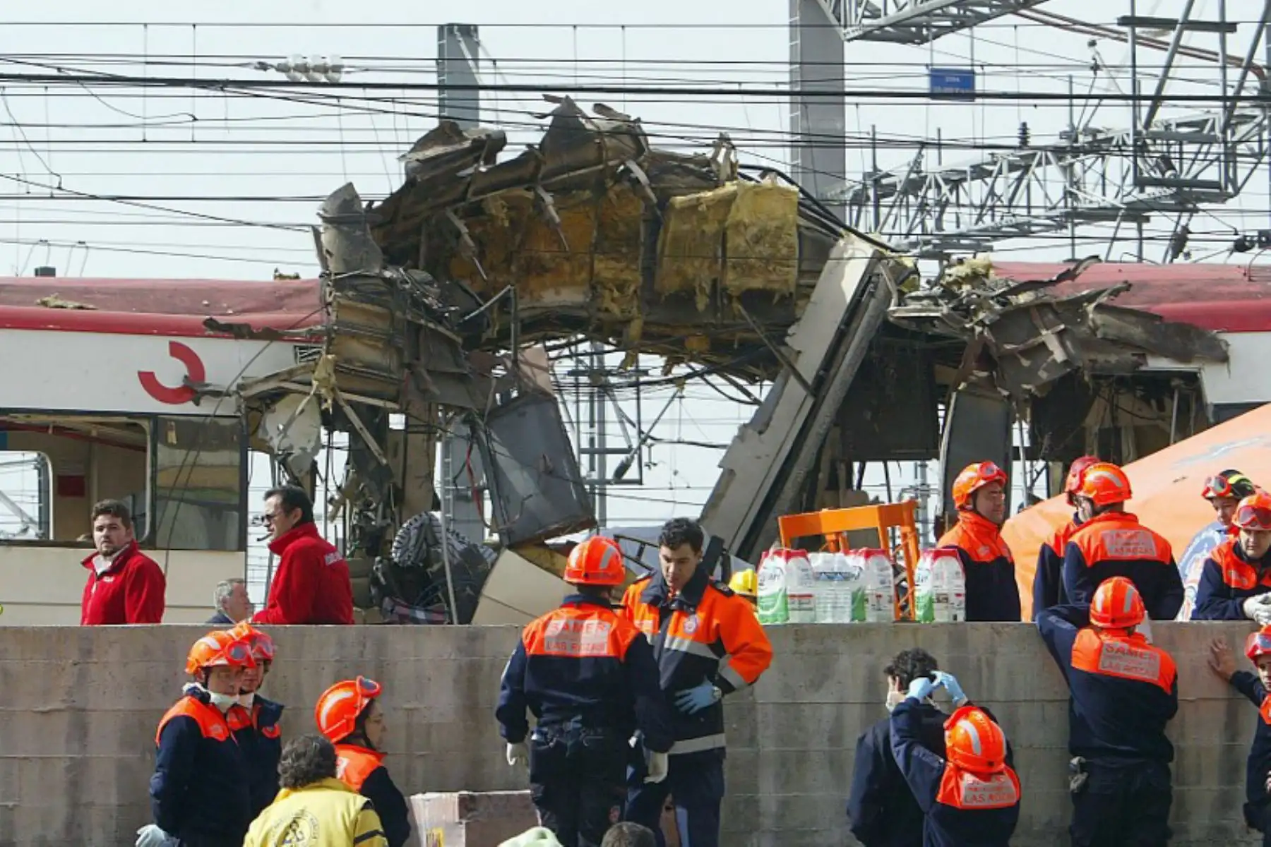 Los cuerpos de las víctimas son evacuados después de que un tren explotara cerca de la estación de tren de Atocha en Madrid el 11 de marzo de 2004. Foto: AFP