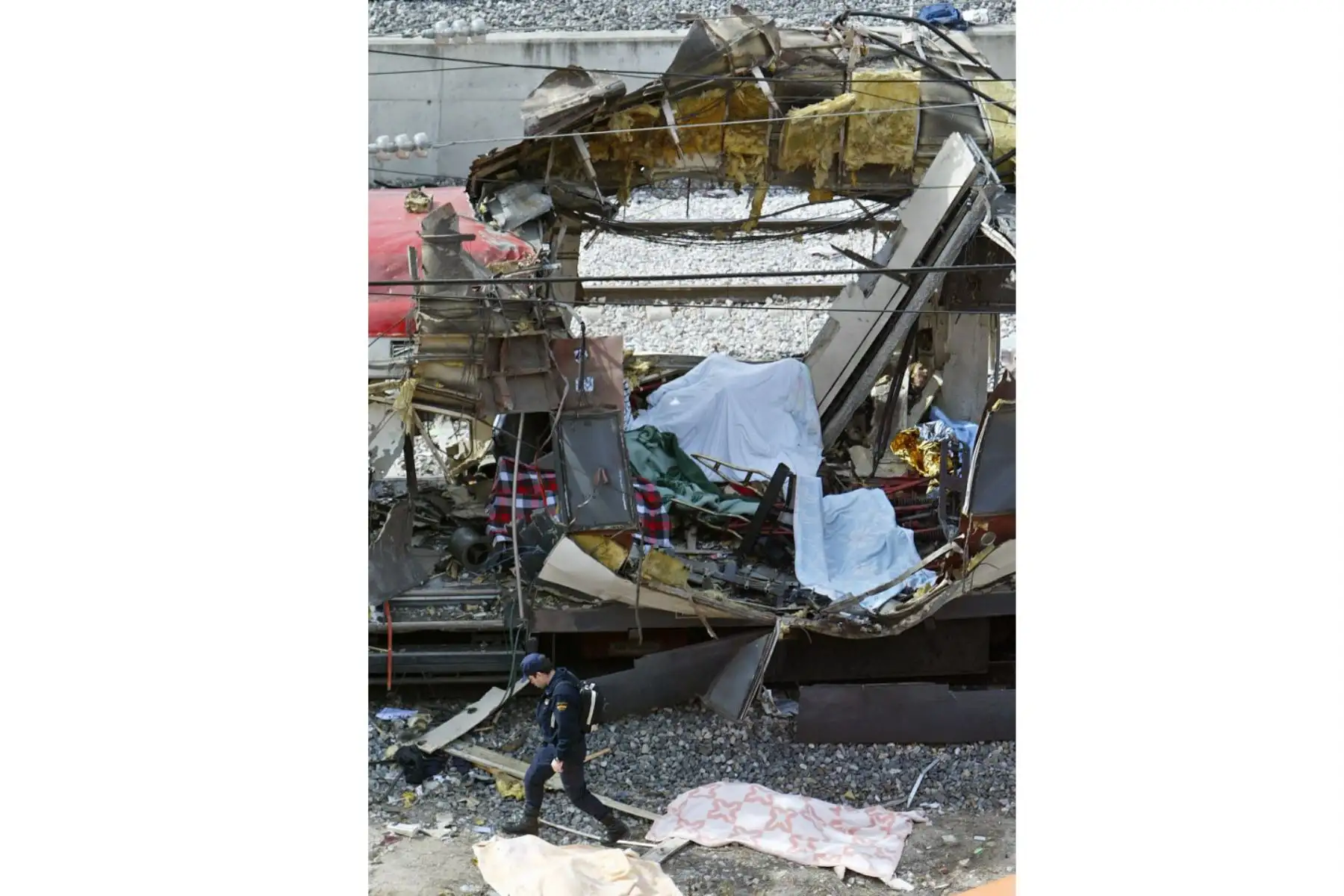 Los cuerpos de las víctimas son evacuados después de que un tren explotara cerca de la estación de tren de Atocha en Madrid el 11 de marzo de 2004. Foto: AFP