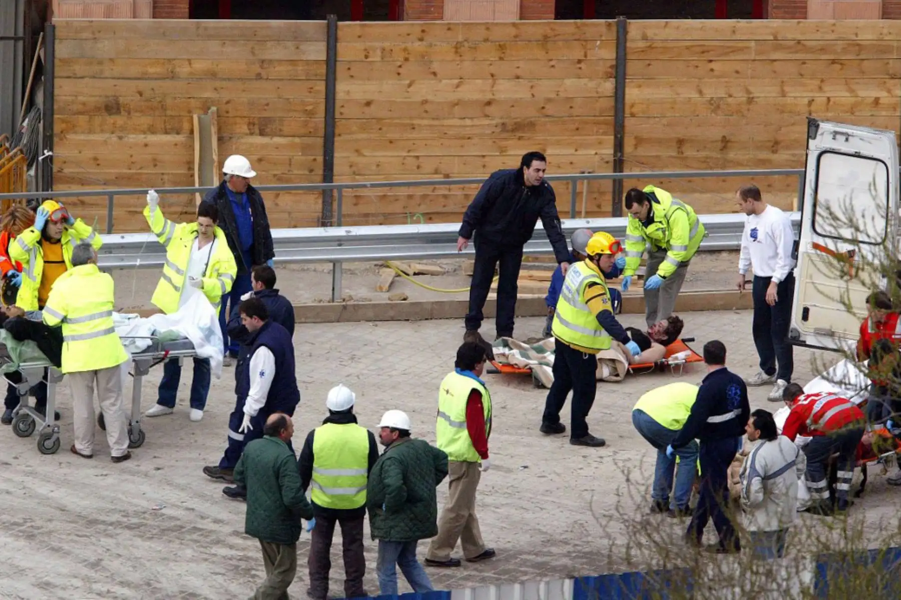 Los equipos de rescate evacuan a los heridos en la explosión en la estación de tren de Atocha en Madrid el 11 de marzo de 2004. Foto: AFP
