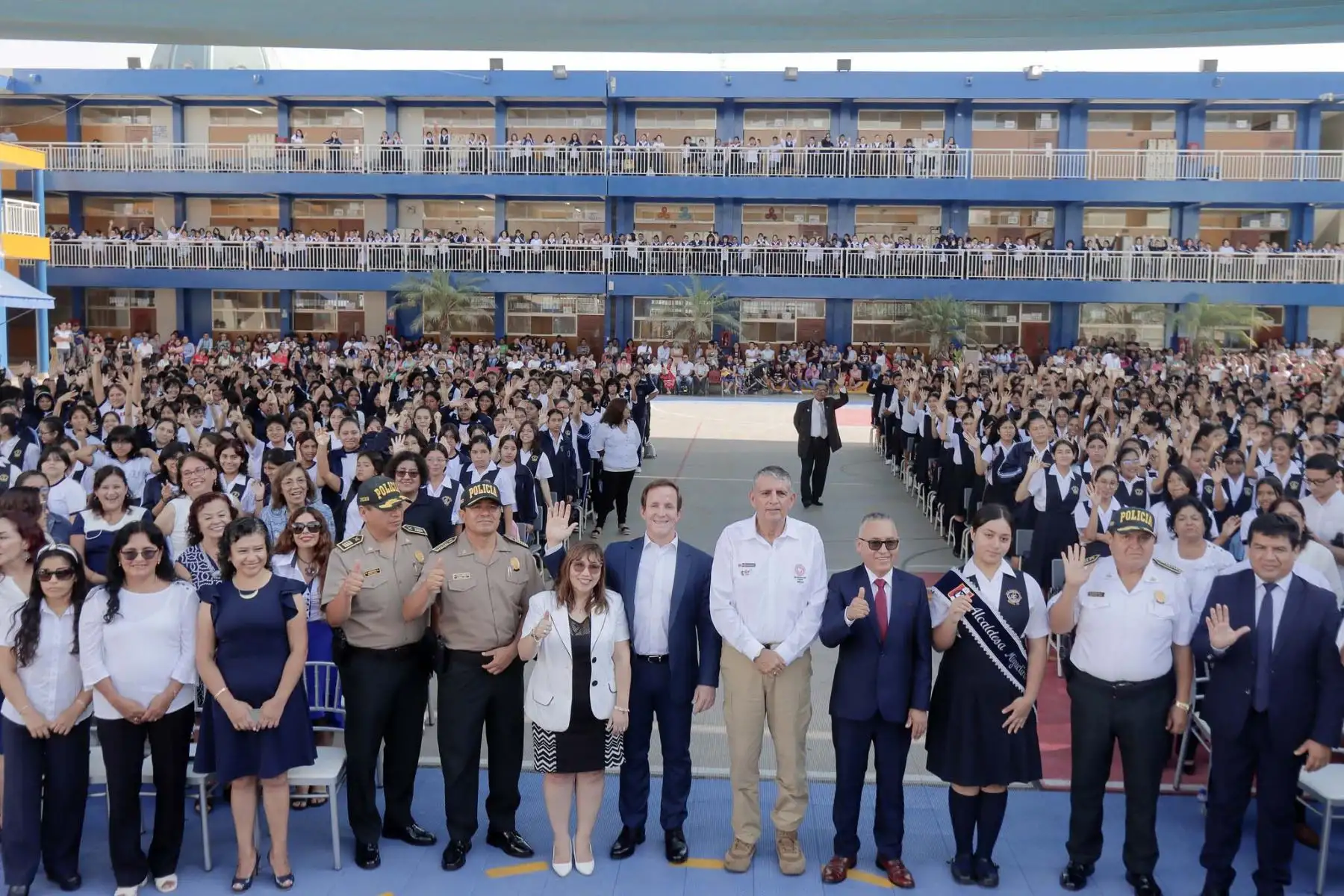 Desde la emblemática institución educativa Miguel Grau en Magdalena, el  ministro del Interior y alcalde de Magdalena dan inicio al año escolar 2024 en el sector público. Foto: Difusión