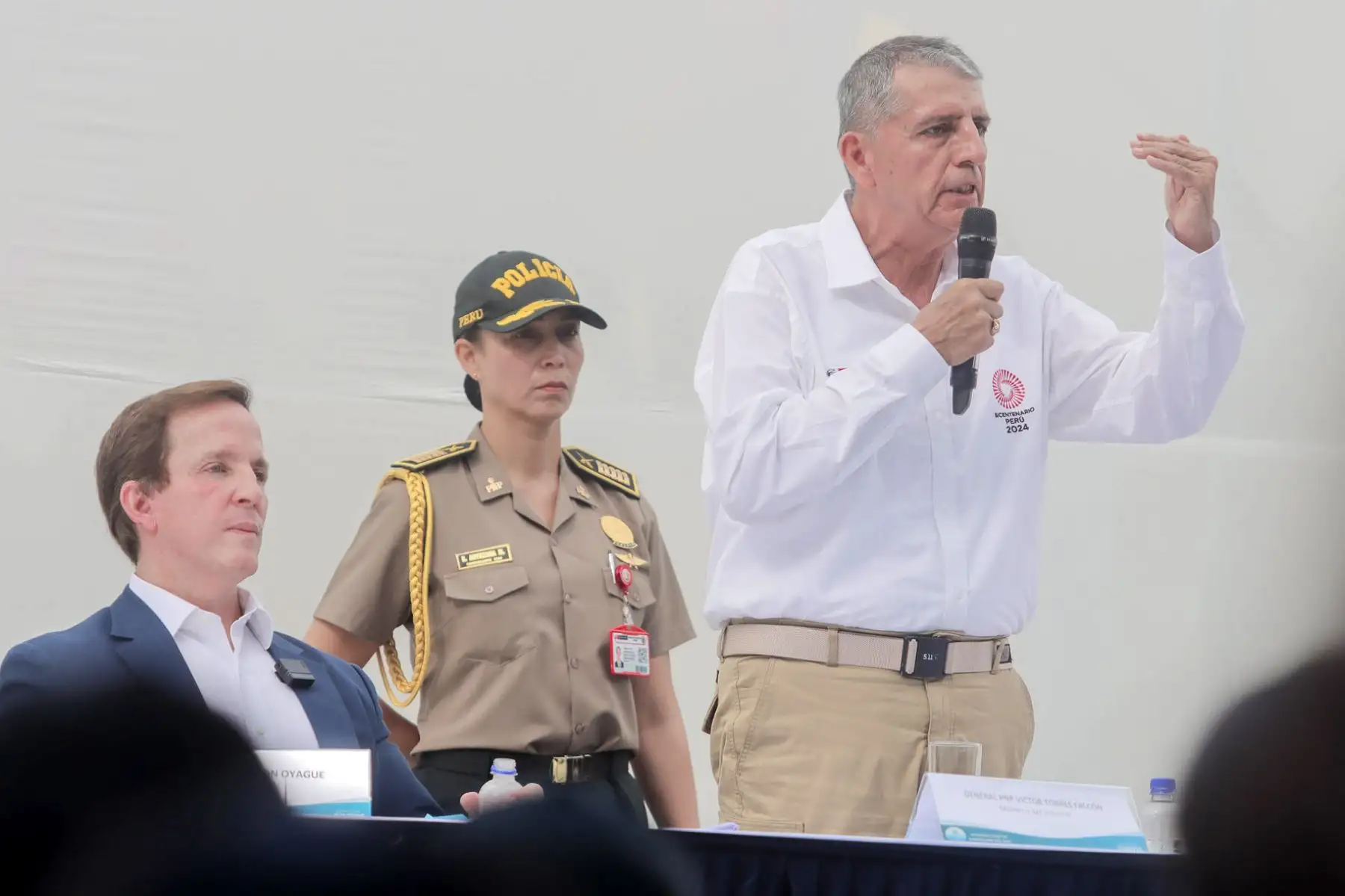 Desde la emblemática institución educativa Miguel Grau en Magdalena, el  ministro del Interior y alcalde de Magdalena dan inicio al año escolar 2024 en el sector público. Foto: Difusión