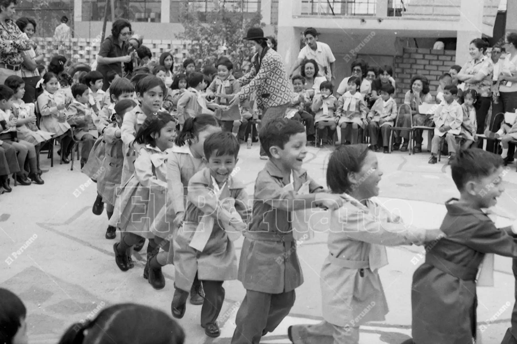 Lima - 3 abril 1978 / Agasajo y juegos para los más pequeños. Primer día de clases en un centro de educación inicial. Foto: Archivo Histórico de El Peruano / Rolando Ángeles