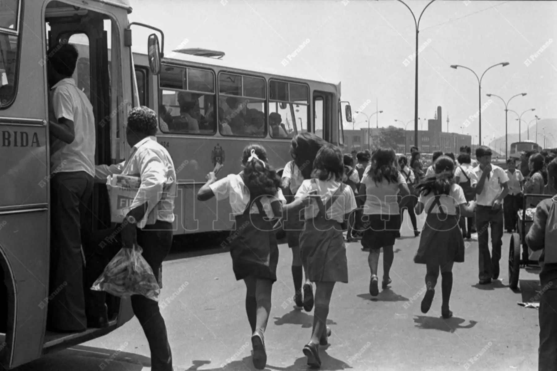 Lima - 1 abril 1975 / Un grupo de escolares corre para alcanzar un ómnibus de Enatru-Perú en el inicio del año escolar a nivel nacional. Foto: Archivo Histórico de El Peruano / Rolando Ángeles