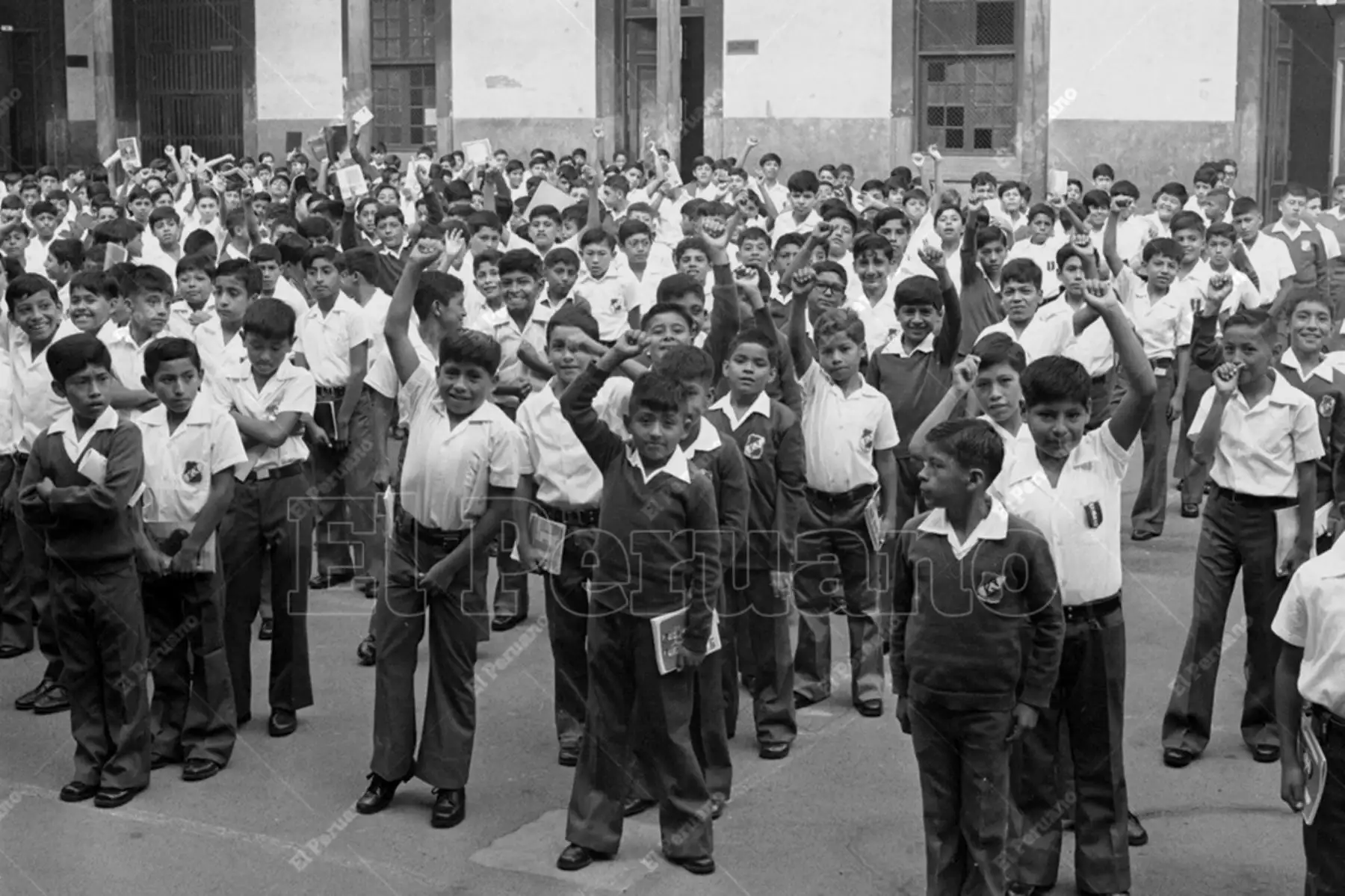 Lima - 1 abril 1976 / Primer día de clases en el Colegio Nuestra Señora de Guadalupe. Cerca de un millón y medio de escolares retornaron a las aulas en Lima Metropolitana. Foto: Archivo Histórico de El Peruano / Pavel Marrul