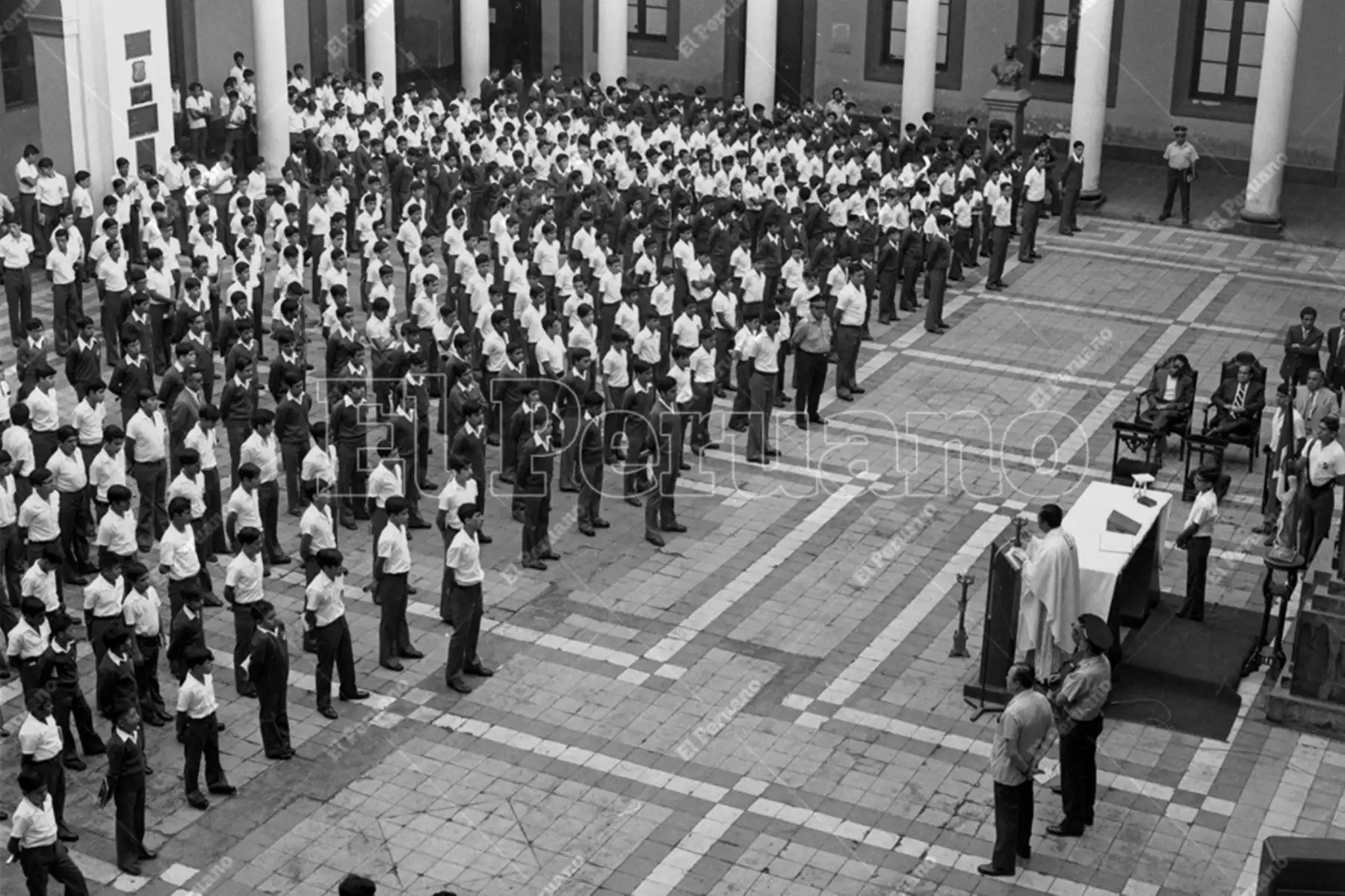 Lima - 1 abril 1976 / Primer día de clases en el Colegio Nuestra Señora de Guadalupe. Cerca de un millón y medio de escolares retornaron a las aulas en Lima Metropolitana. Foto: Archivo Histórico de El Peruano / Pavel Marrul