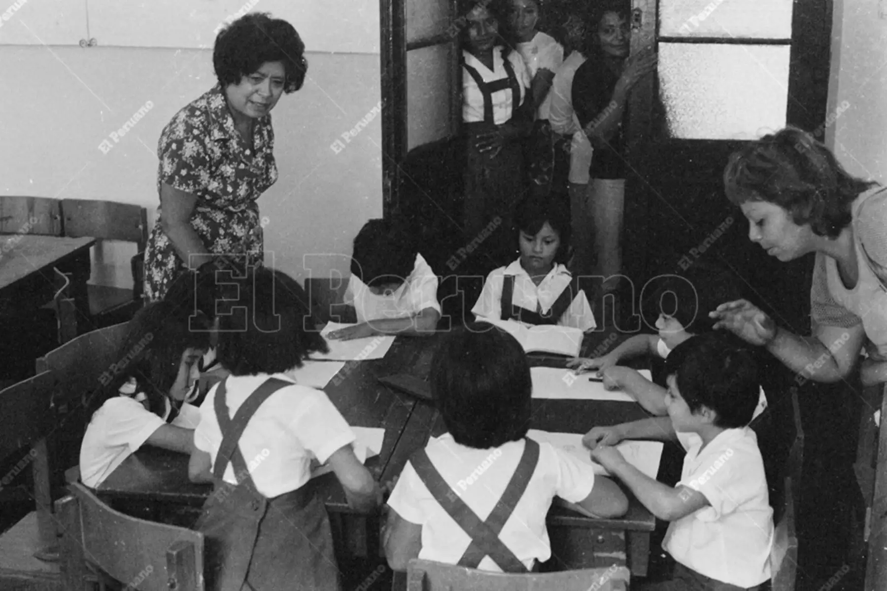 Lima - 1 abril 1977 / Dos profesoras dan la bienvenida a niños de primer grado en el inicio del año escolar. Foto: Archivo Histórico de El Peruano / Pavel Marrul