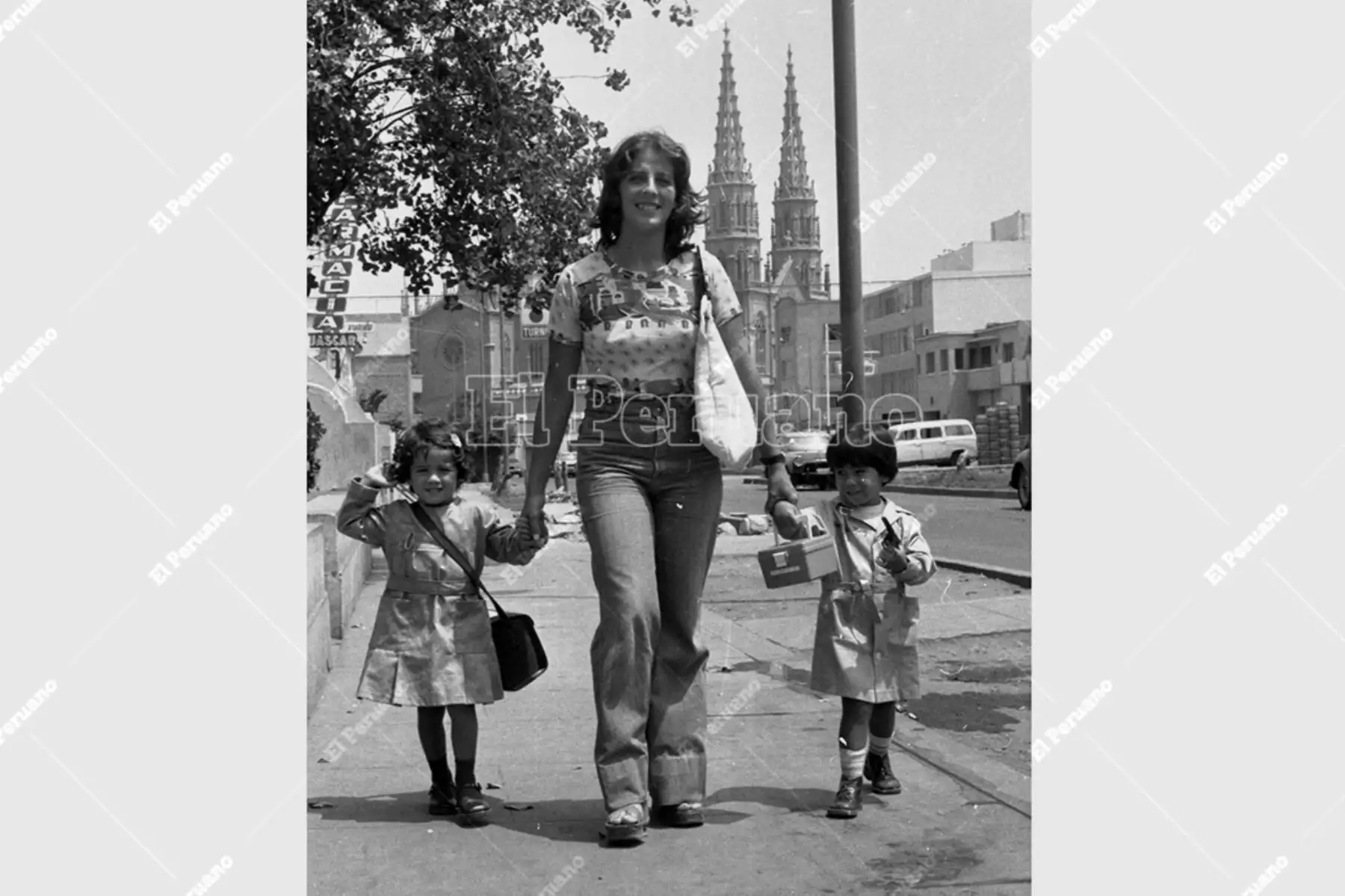 Lima - 4 abril 1977 / De la mano de sus padres, los más pequeños asisten por primera vez al colegio. Foto: Archivo Histórico de El Peruano / Pavel Marrul