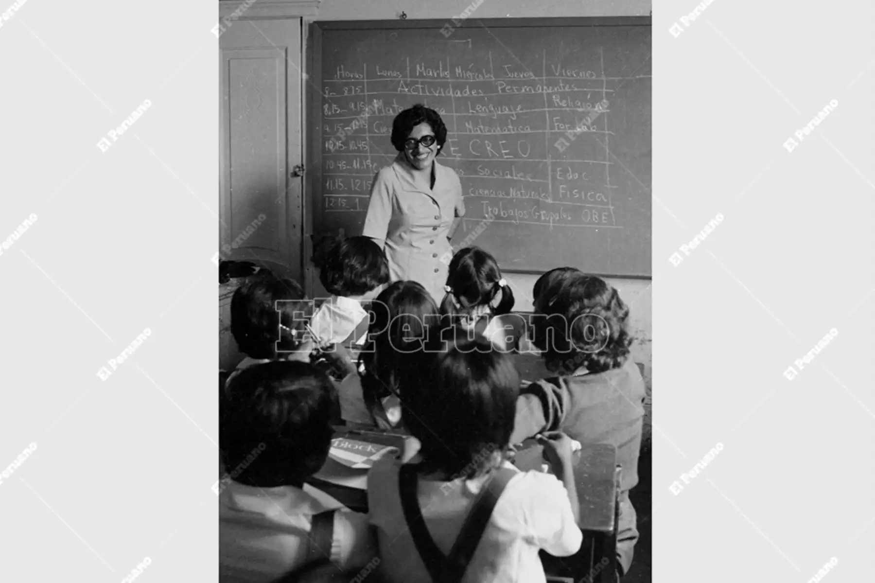 Lima - 4 abril 1977 / Una profesora comparte el horario escolar en el primer día de clases a nivel nacional. Foto Archivo Histórico de El Peruano / Pavel Marrul
