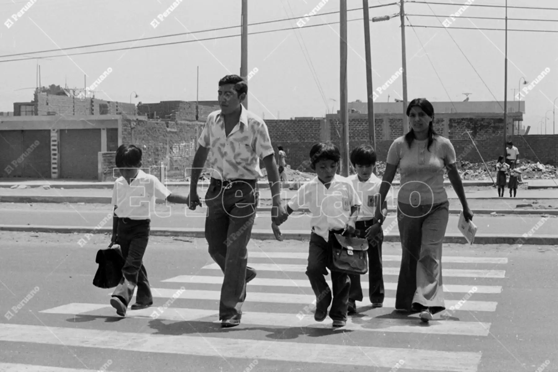Lima - 4 abril 1977 / De la mano de sus padres, los más pequeños asisten por primera vez al colegio. Foto: Archivo Histórico de El Peruano / Pavel Marrul