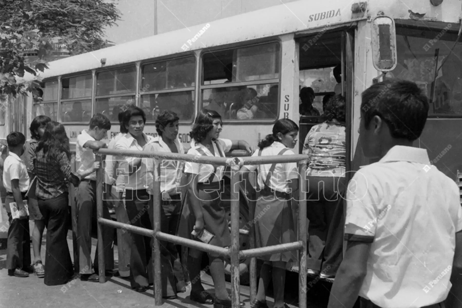 Lima - 4 abril 1977 / Escolares en el paradero de una línea de Enatru-Perú el primer día de clases a nivel nacional. Foto: Archivo Histórico de El Peruano / Pavel Marrul
