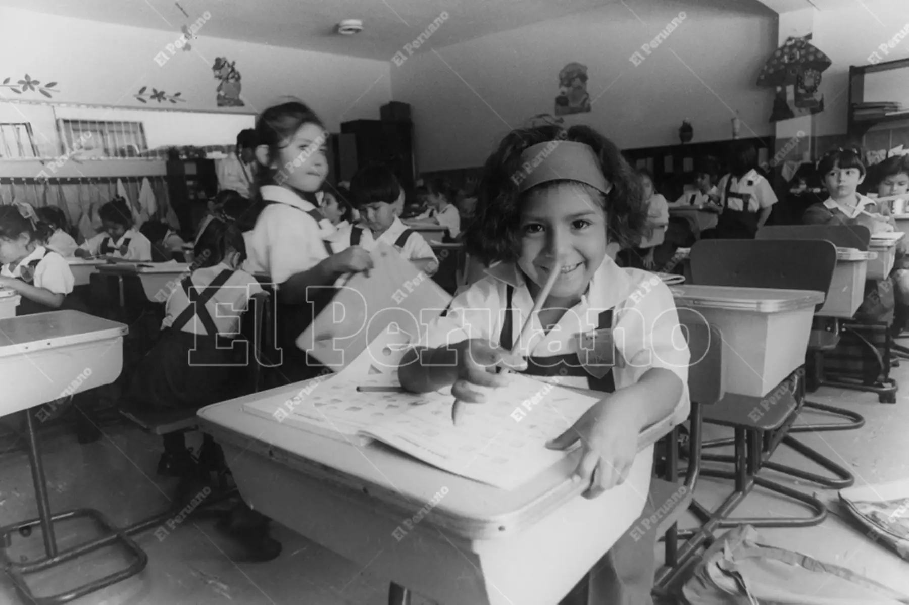 Lima - 1 abril 1993 / Vanessa Quiroga, la niña símbolo de Tarata, en su primer día de clases. Foto: Archivo Histórico de El Peruano / Enrique Gonzales