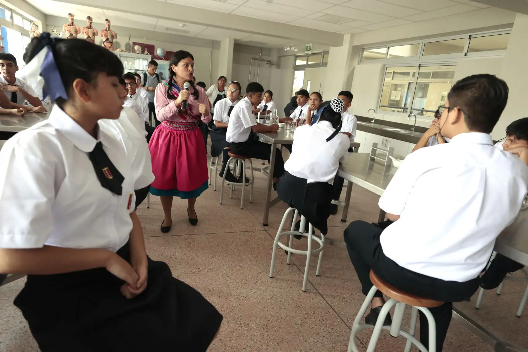 En el marco del inicio del año escolar 2024, en las nuevas instalaciones de la I. E. Jorge Basadre Grohmann de los Olivos, héroes de la independencia del Perú sorprendieron a los estudiantes y conversaron con ellos. Foto: ANDINA/Vidal Tarqui