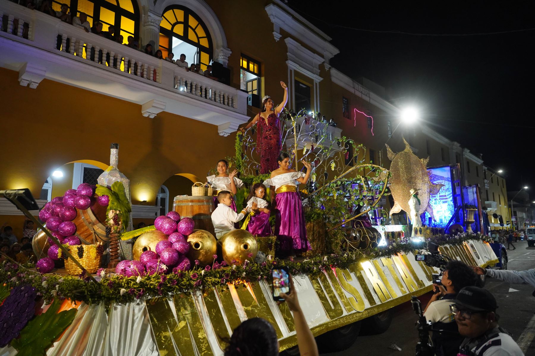 Fin de fiesta inolvidable. El Festival Internacional de la Vendimia de Ica culminó anoche con el corso de carros alegóricos. Foto: Genry Bautista