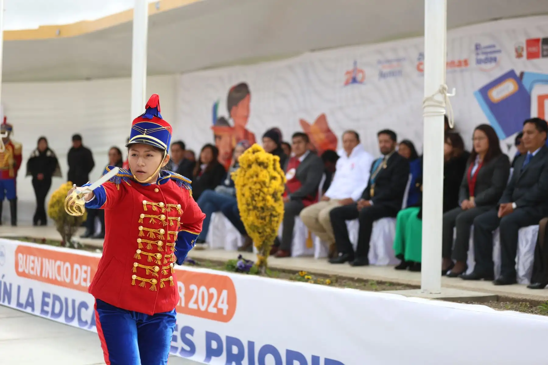 Como parte del “Buen Inicio del Año Escolar2024”, el ministro de Trabajo y Promoción del Empleo, Daniel Maurate Romero, lideró diversas actividades en la región de Junín, iniciando con la ceremonia realizada en la Plaza La Libertad de la provincia de Junín. Luego de la ceremonia, el ministro Maurate visitó las Instituciones Educativas locales “Libertador Simón Bolívar y “Seis de Agosto”, donde presentó la plataforma digital “Mi Carrera”, que cuenta con información relevante para los alumnos que deben tomar una decisión al respecto. 
Foto: ANDINA/MINTRA