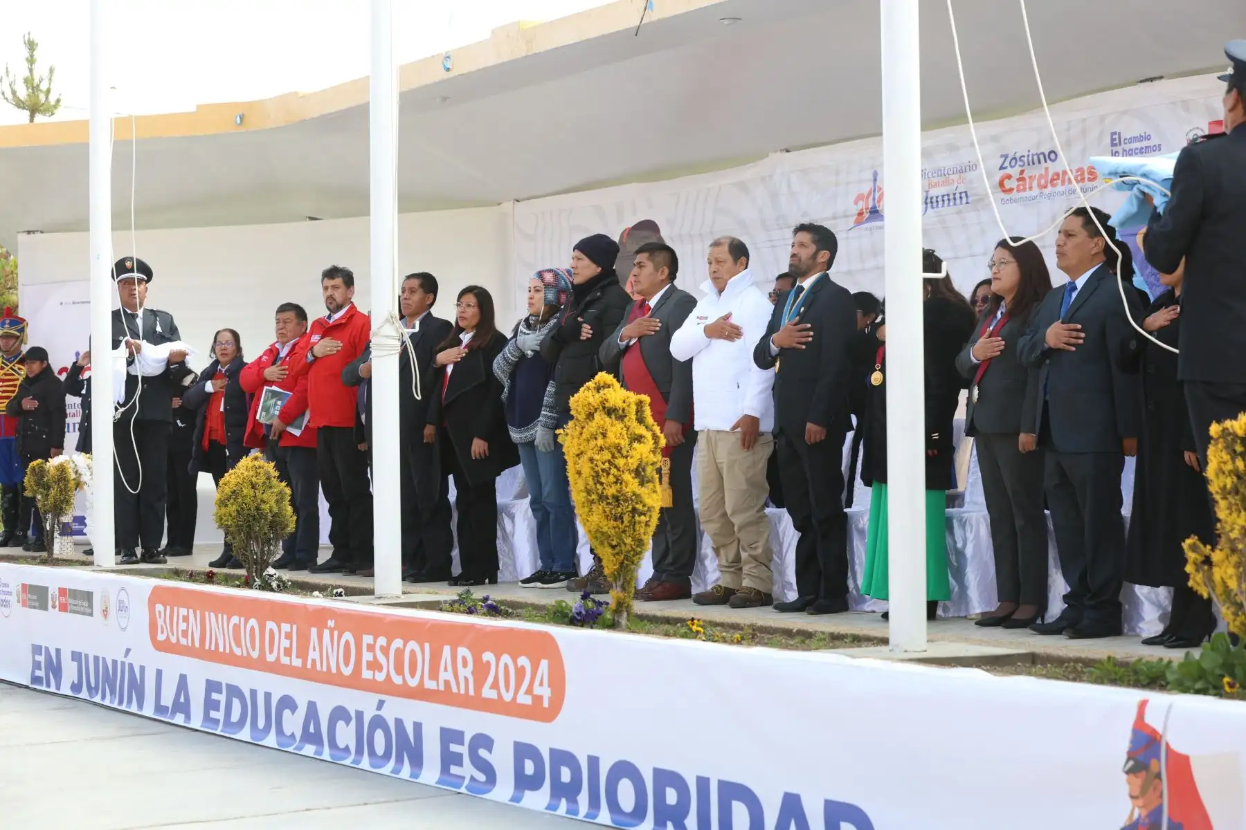 Como parte del “Buen Inicio del Año Escolar2024”, el ministro de Trabajo y Promoción del Empleo, Daniel Maurate Romero, lideró diversas actividades en la región de Junín, iniciando con la ceremonia realizada en la Plaza La Libertad de la provincia de Junín. Luego de la ceremonia, el ministro Maurate visitó las Instituciones Educativas locales “Libertador Simón Bolívar y “Seis de Agosto”, donde presentó la plataforma digital “Mi Carrera”, que cuenta con información relevante para los alumnos que deben tomar una decisión al respecto. 
Foto: ANDINA/MINTRA