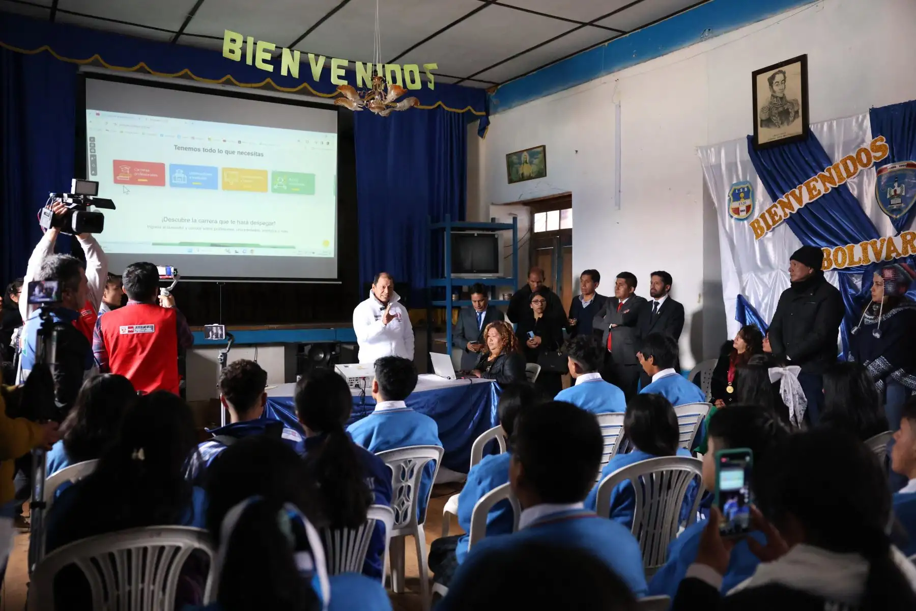 Como parte del “Buen Inicio del Año Escolar2024”, el ministro de Trabajo y Promoción del Empleo, Daniel Maurate Romero, lideró diversas actividades en la región de Junín, iniciando con la ceremonia realizada en la Plaza La Libertad de la provincia de Junín. Luego de la ceremonia, el ministro Maurate visitó las Instituciones Educativas locales “Libertador Simón Bolívar y “Seis de Agosto”, donde presentó la plataforma digital “Mi Carrera”, que cuenta con información relevante para los alumnos que deben tomar una decisión al respecto. 
Foto: ANDINA/MINTRA