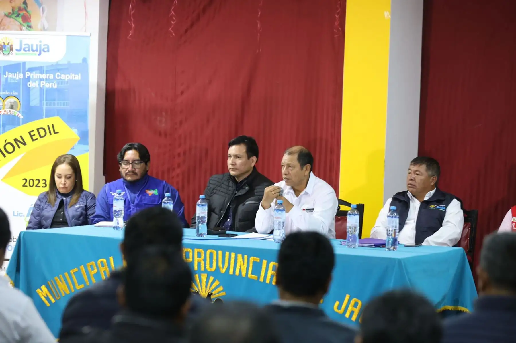Como parte del “Buen Inicio del Año Escolar2024”, el ministro de Trabajo y Promoción del Empleo, Daniel Maurate Romero, lideró diversas actividades en la región de Junín, iniciando con la ceremonia realizada en la Plaza La Libertad de la provincia de Junín. Luego de la ceremonia, el ministro Maurate visitó las Instituciones Educativas locales “Libertador Simón Bolívar y “Seis de Agosto”, donde presentó la plataforma digital “Mi Carrera”, que cuenta con información relevante para los alumnos que deben tomar una decisión al respecto. 
Foto: ANDINA/MINTRA