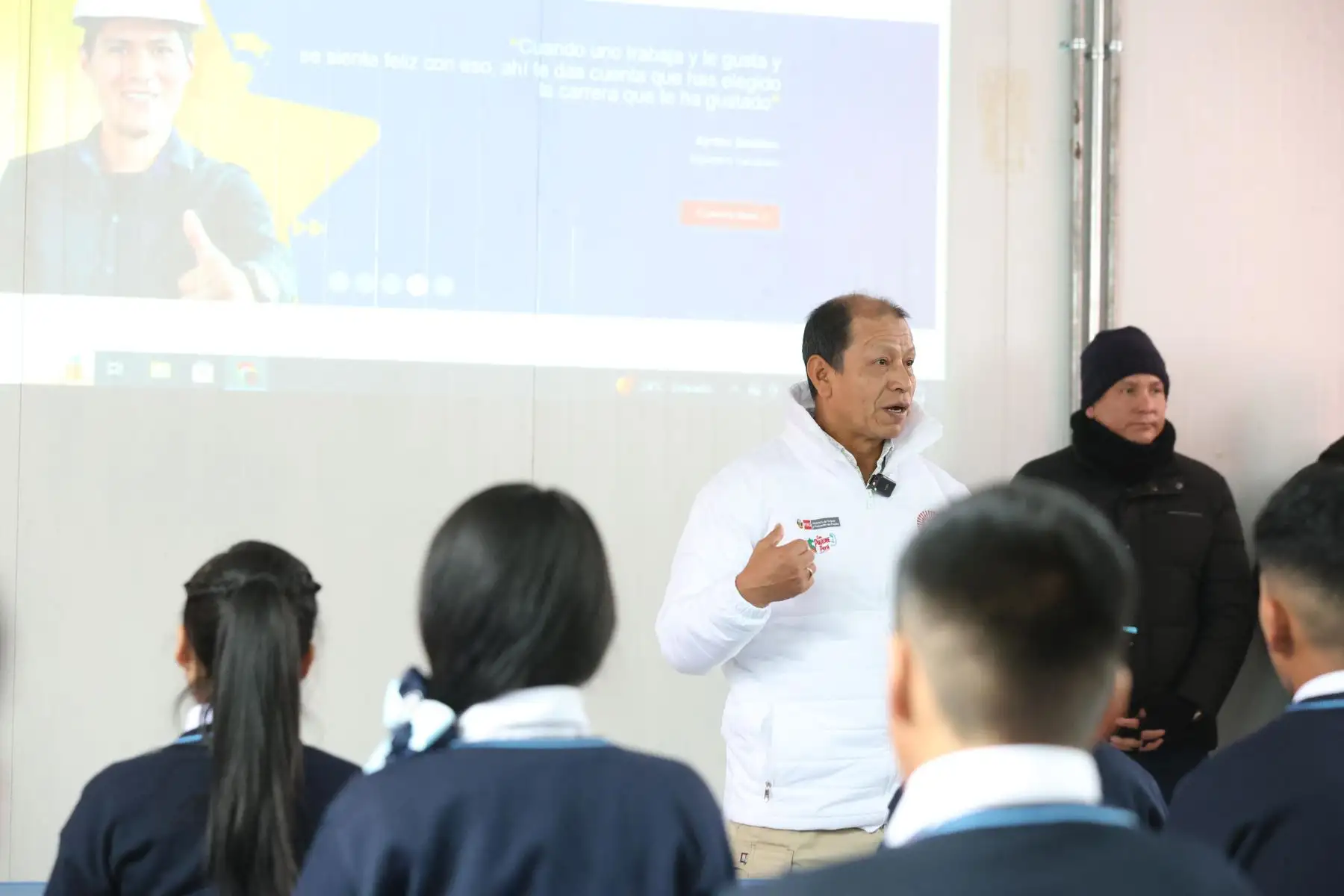 Como parte del “Buen Inicio del Año Escolar2024”, el ministro de Trabajo y Promoción del Empleo, Daniel Maurate Romero, lideró diversas actividades en la región de Junín, iniciando con la ceremonia realizada en la Plaza La Libertad de la provincia de Junín. Luego de la ceremonia, el ministro Maurate visitó las Instituciones Educativas locales “Libertador Simón Bolívar y “Seis de Agosto”, donde presentó la plataforma digital “Mi Carrera”, que cuenta con información relevante para los alumnos que deben tomar una decisión al respecto. 
Foto: ANDINA/MINTRA