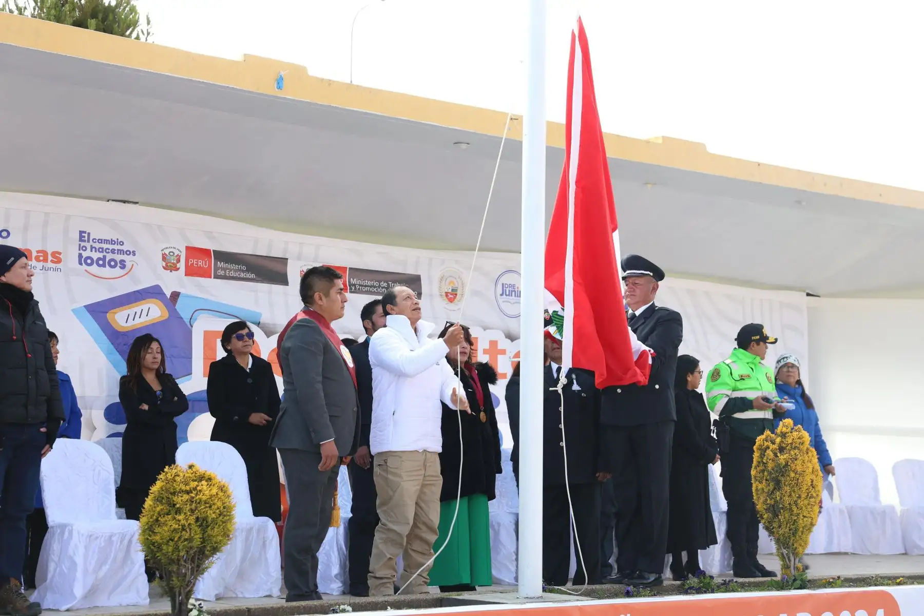 Como parte del “Buen Inicio del Año Escolar2024”, el ministro de Trabajo y Promoción del Empleo, Daniel Maurate Romero, lideró diversas actividades en la región de Junín, iniciando con la ceremonia realizada en la Plaza La Libertad de la provincia de Junín. Luego de la ceremonia, el ministro Maurate visitó las Instituciones Educativas locales “Libertador Simón Bolívar y “Seis de Agosto”, donde presentó la plataforma digital “Mi Carrera”, que cuenta con información relevante para los alumnos que deben tomar una decisión al respecto. 
Foto: ANDINA/MINTRA