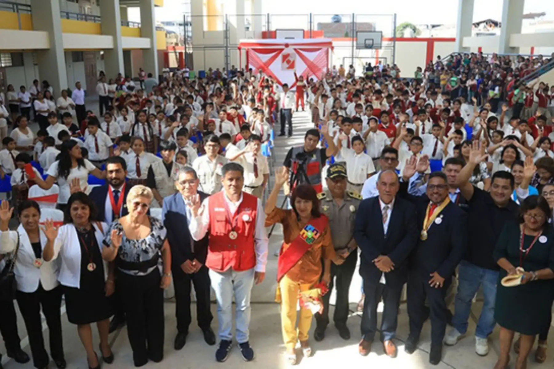 Participan en el Buen Inicio del Año Escolar 2024 en colegios de Lima y Cañete