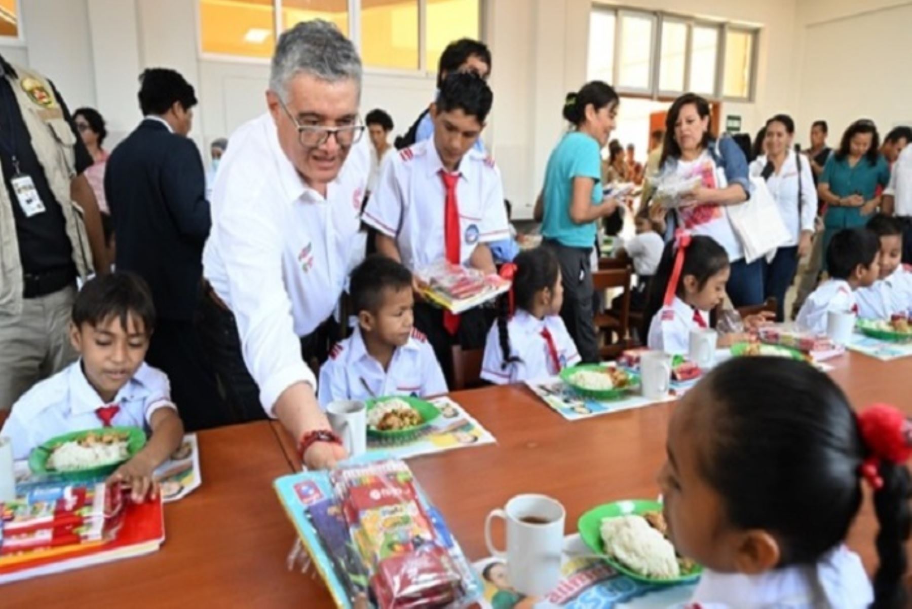 Junto con el gobernador regional y autoridades educativas, titular del Ambiente,Juan Carlos Castro, destacó la implementación de espacios verdes y prácticas ambientales en colegios de la región.