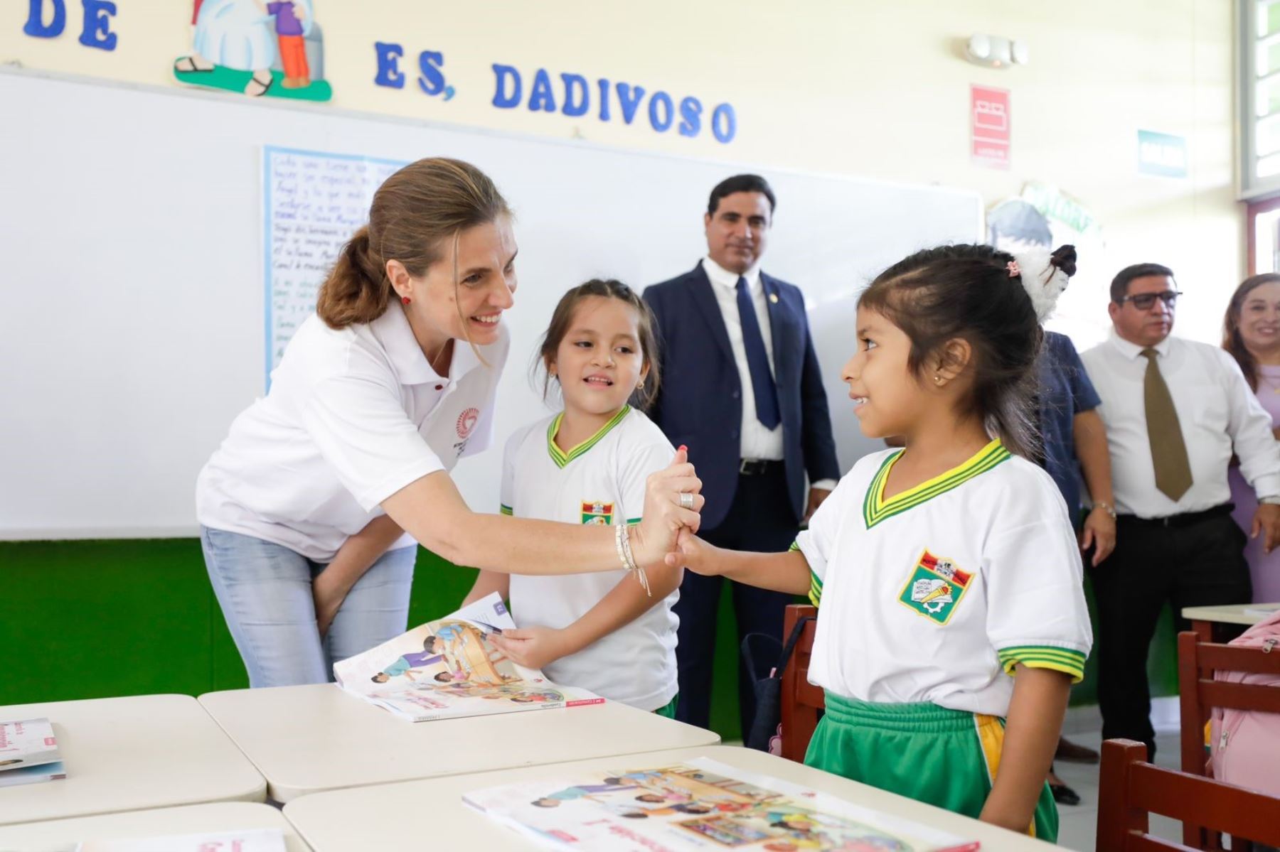 Ante los alumnos del colegio Parcemón Saldarriaga Montejo de Piura, la ministra Pérez de Cuéllar señaló que una buena calidad educativa implica el acceso a una infraestructura digna y acceso a servicios básicos. Foto: ANDINA/MVCS