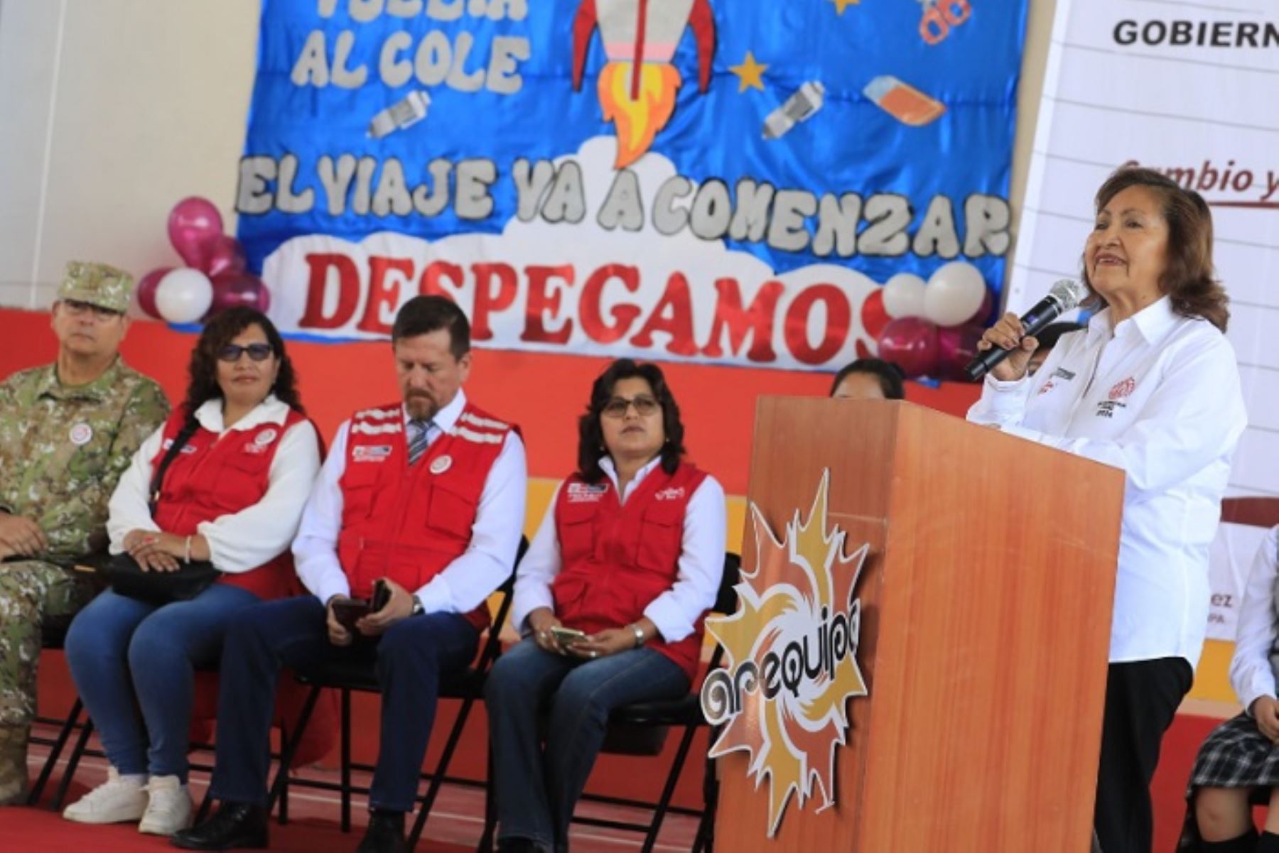 La ministra de la Producción, Ana María Choquehuanca, se dirigió a los maestros y personal educativo, a quienes reconoció y agradeció por la labor que cumplen al encargarse de formar a las futuras generaciones,ANDINA/Difusión