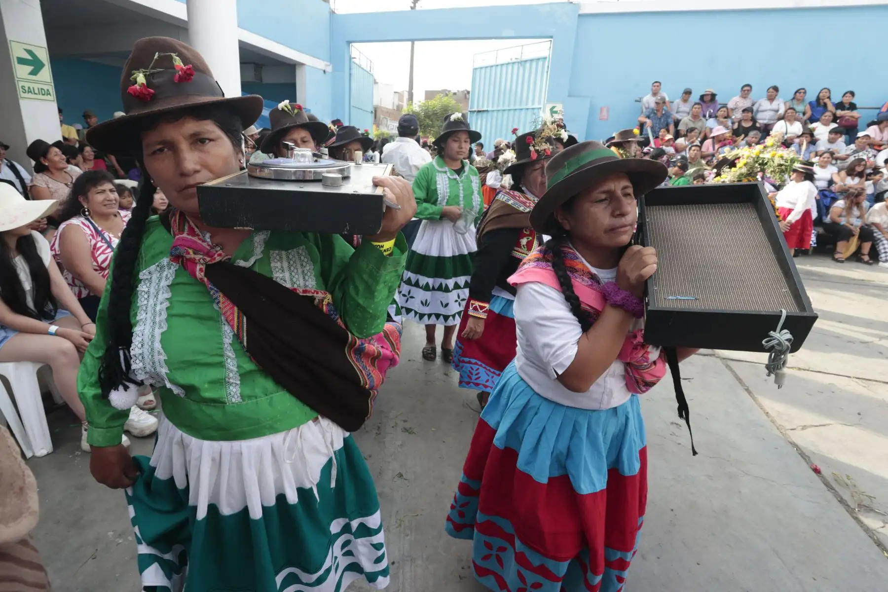 Carnaval de Pumpin Huallino 2024. Durante la ejecución de la danza participaron niños y jóvenes junto con adultos mayores, en una clara muestra de la transmisión de saberes culturales y ancestrales a las nuevas generaciones.
Foto: ANDINA/Vidal Tarqui