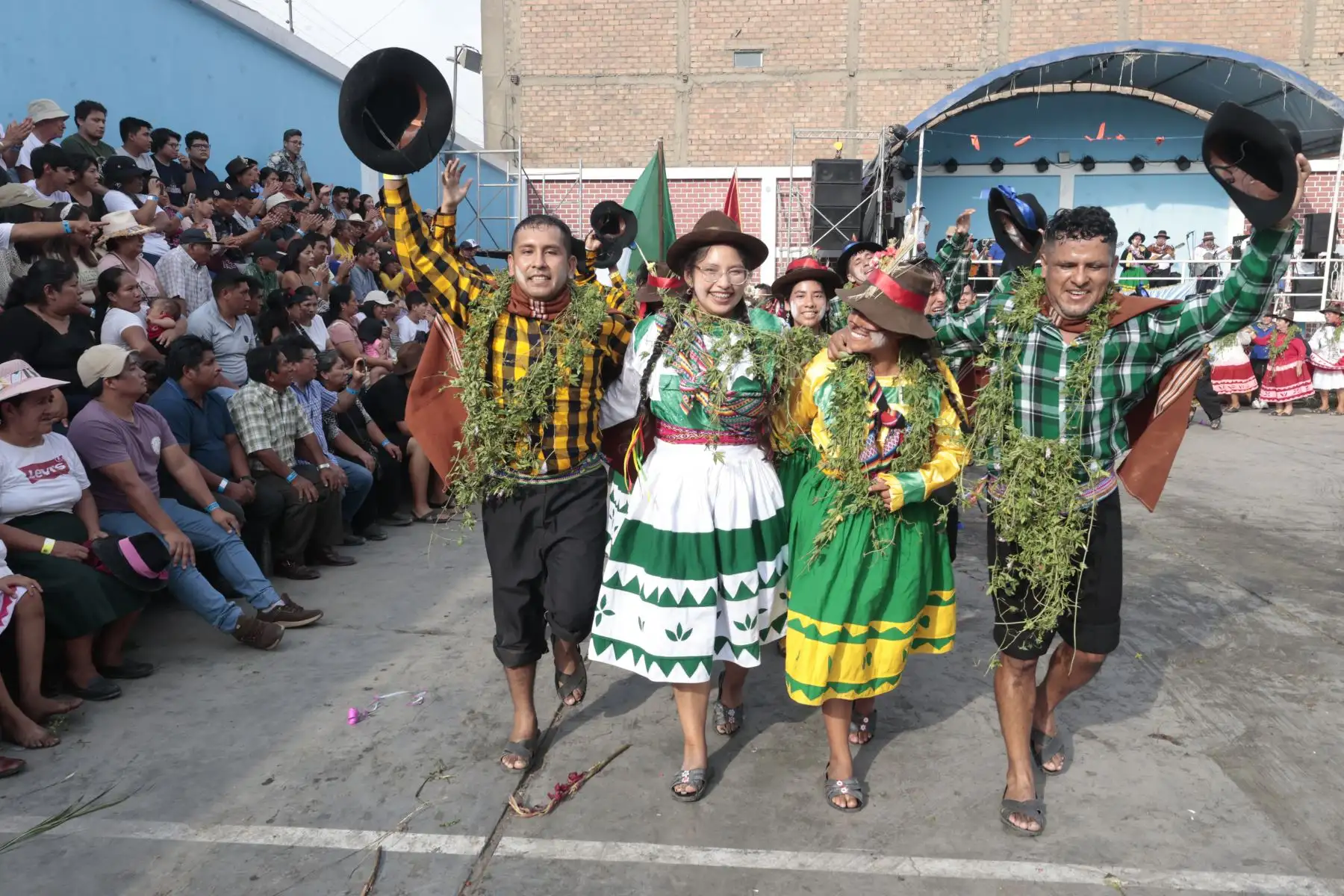 Comparsas, tradicionales, alegría desbordante, belleza y danza seductoras son algunas de las cualidades que identifican al carnaval Huallino, uno de los más populares del Perú.
Foto: ANDINA/Vidal Tarqui