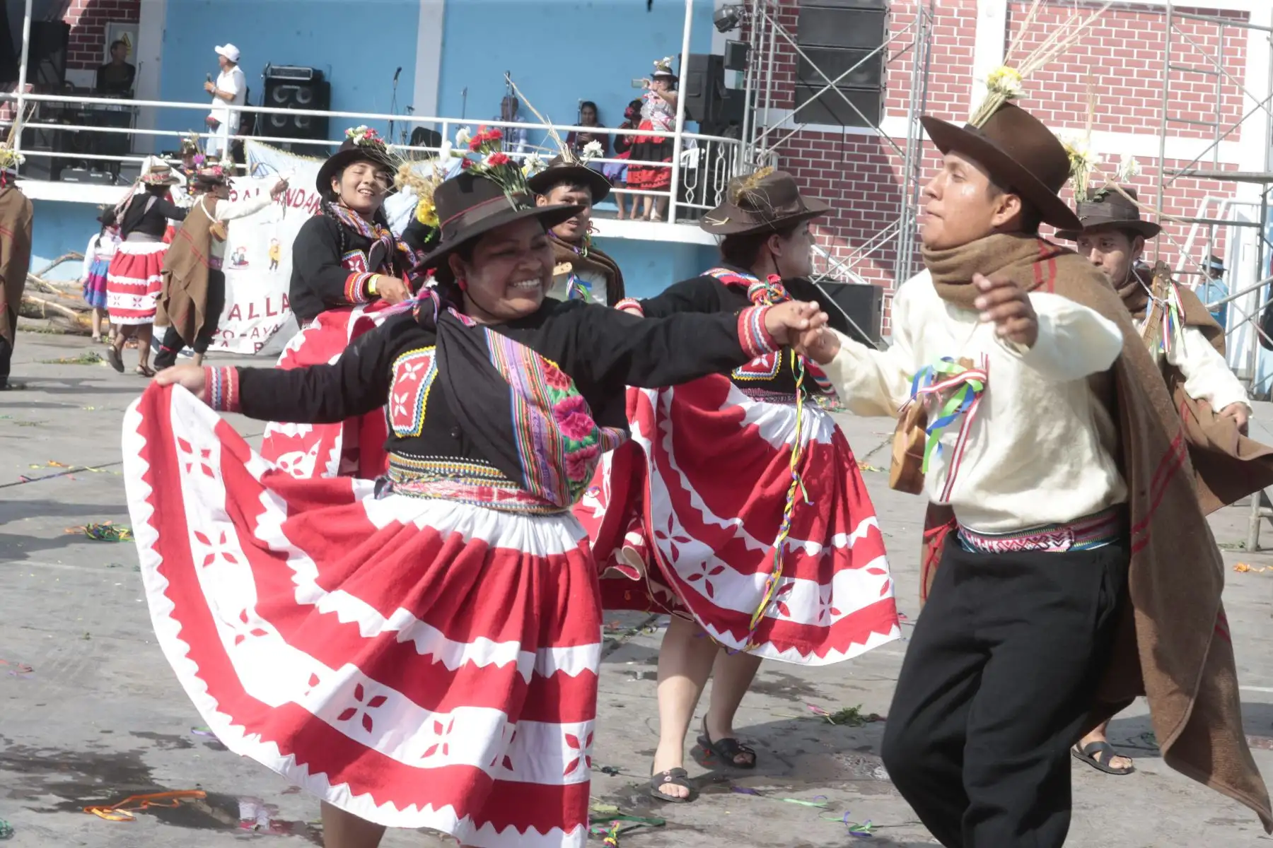 Carnaval de Pumpin Huallino 2024. Durante la ejecución de la danza participaron niños y jóvenes junto con adultos mayores, en una clara muestra de la transmisión de saberes culturales y ancestrales a las nuevas generaciones.
Foto: ANDINA/Vidal Tarqui