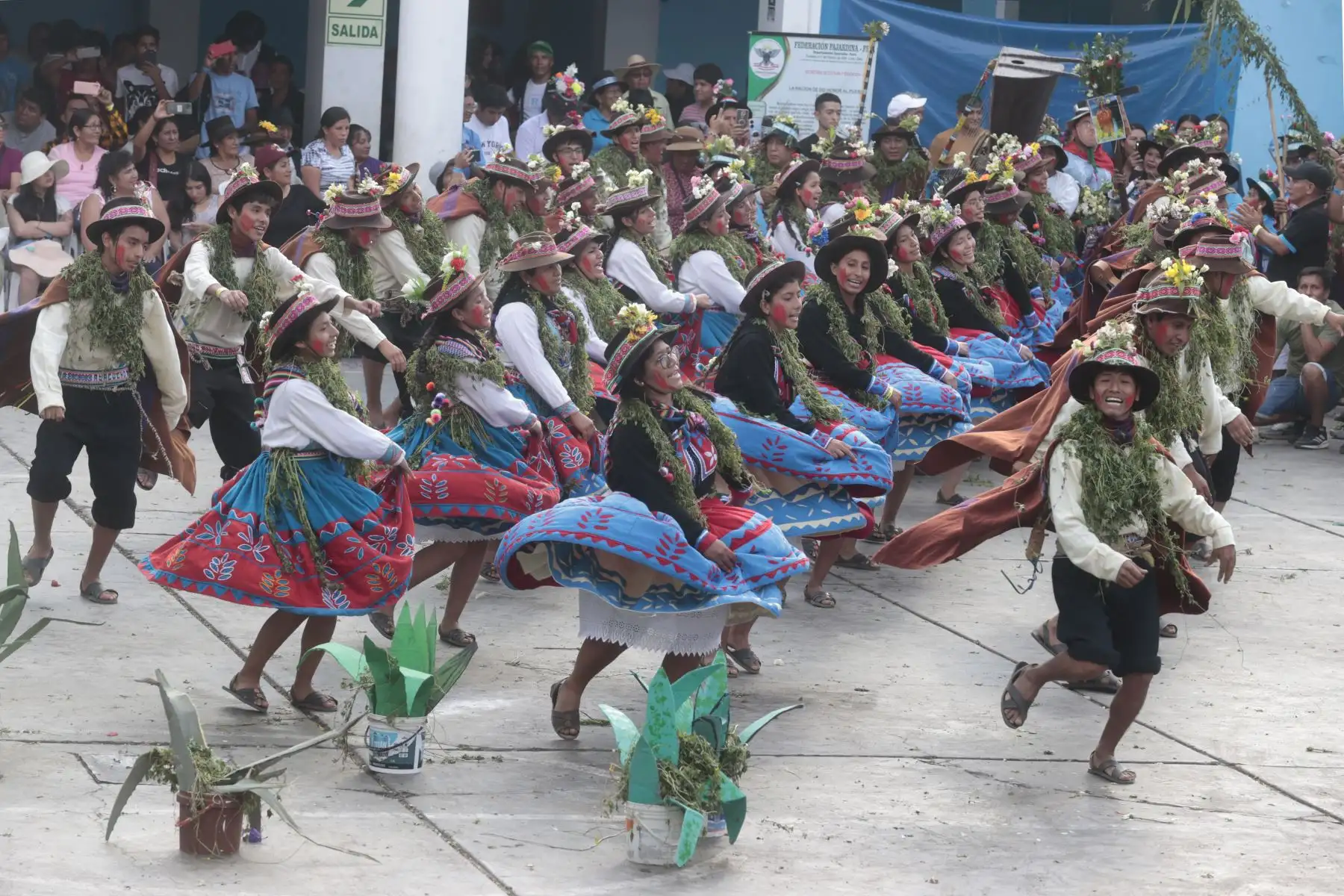Comparsas de Pumpin Huallino 2024. Melodías tradicionales, alegría desbordante, belleza y danza seductoras son algunas de las cualidades que identifican al carnaval Huallino, uno de los más populares del Perú.
Foto: ANDINA/Vidal Tarqui