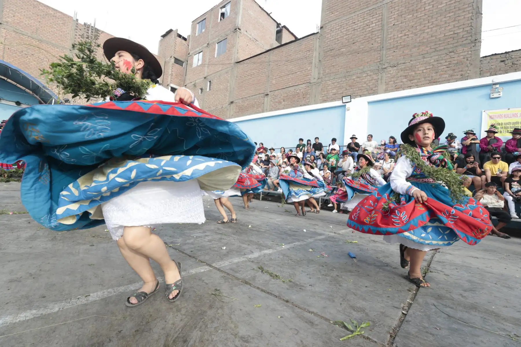 Comparsas, tradicionales, alegría desbordante, belleza y danza seductoras son algunas de las cualidades que identifican al carnaval Huallino, uno de los más populares del Perú.
Foto: ANDINA/Vidal Tarqui