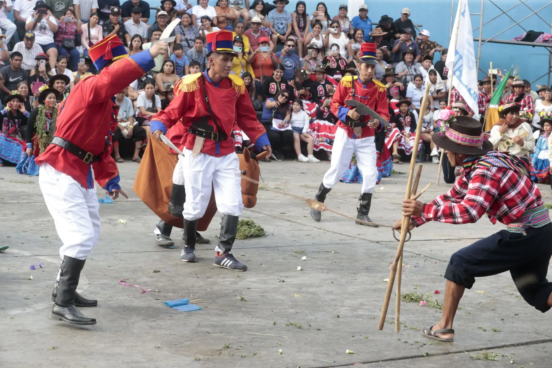 La Asociación Folklórica Ayllus de Hualla se lució con una escenificación de la batalla de Trigopampa, la cual se efectuó el 18 de noviembre de 1823, recordado como símbolo de valor indio y lucha por la independencia del Perú. Foto: ANDINA/Vidal Tarqui